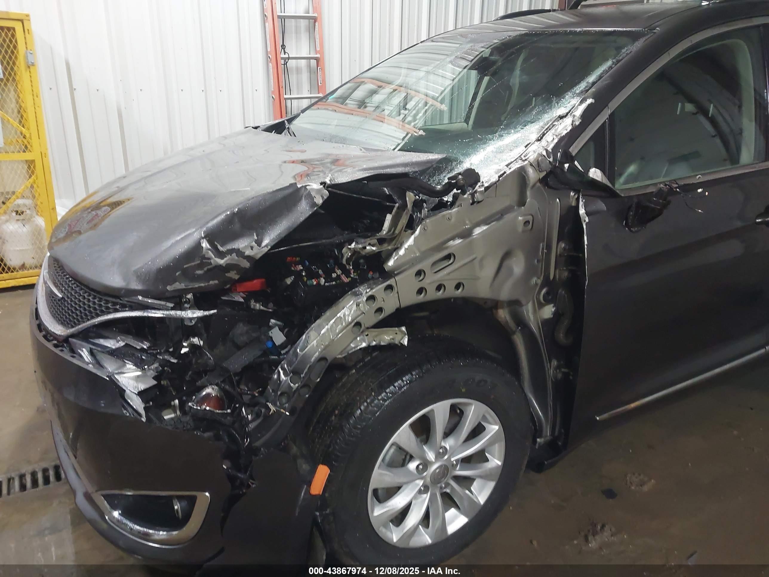 CHRYSLER PACIFICA image 6