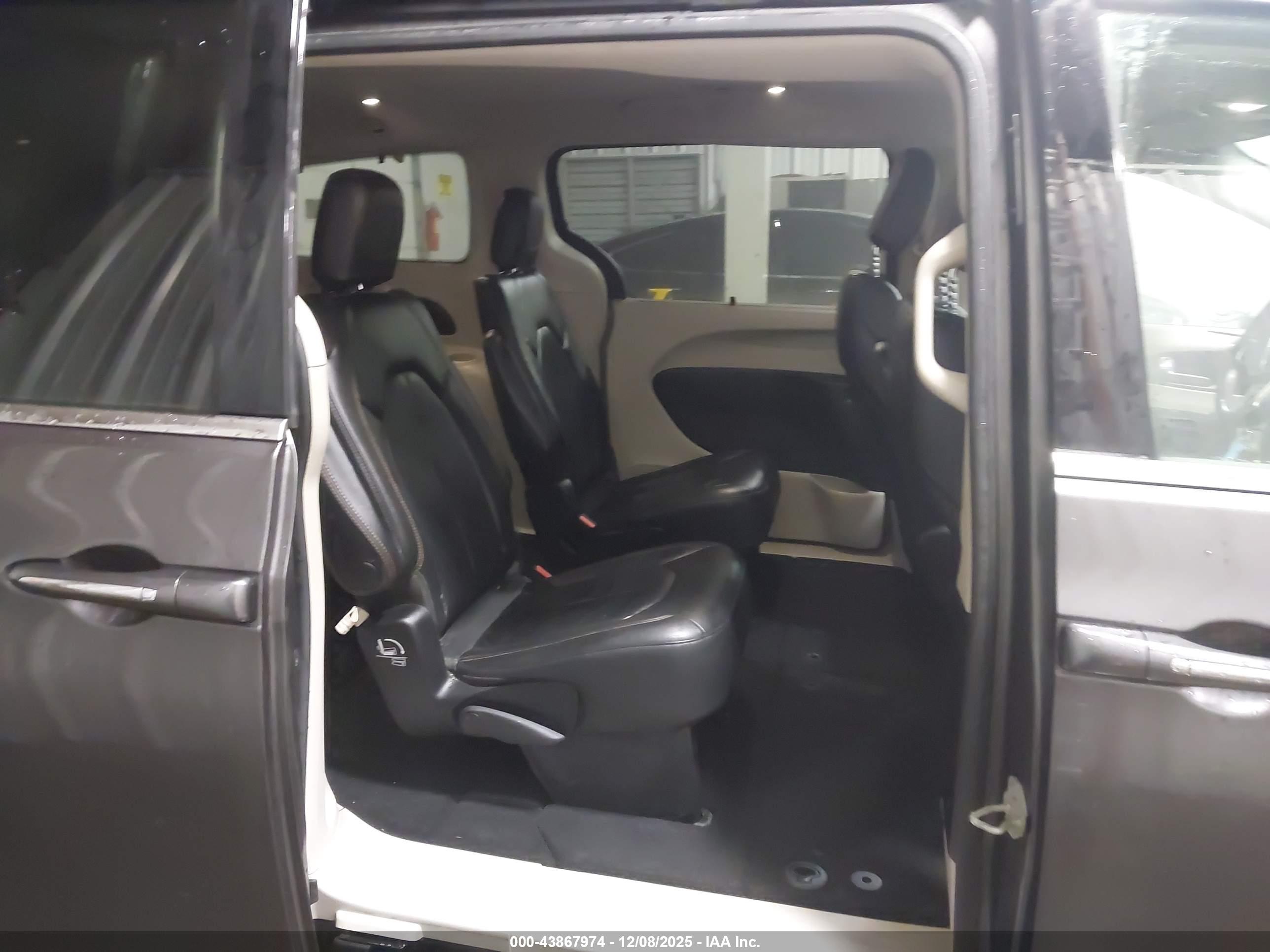 CHRYSLER PACIFICA image 8