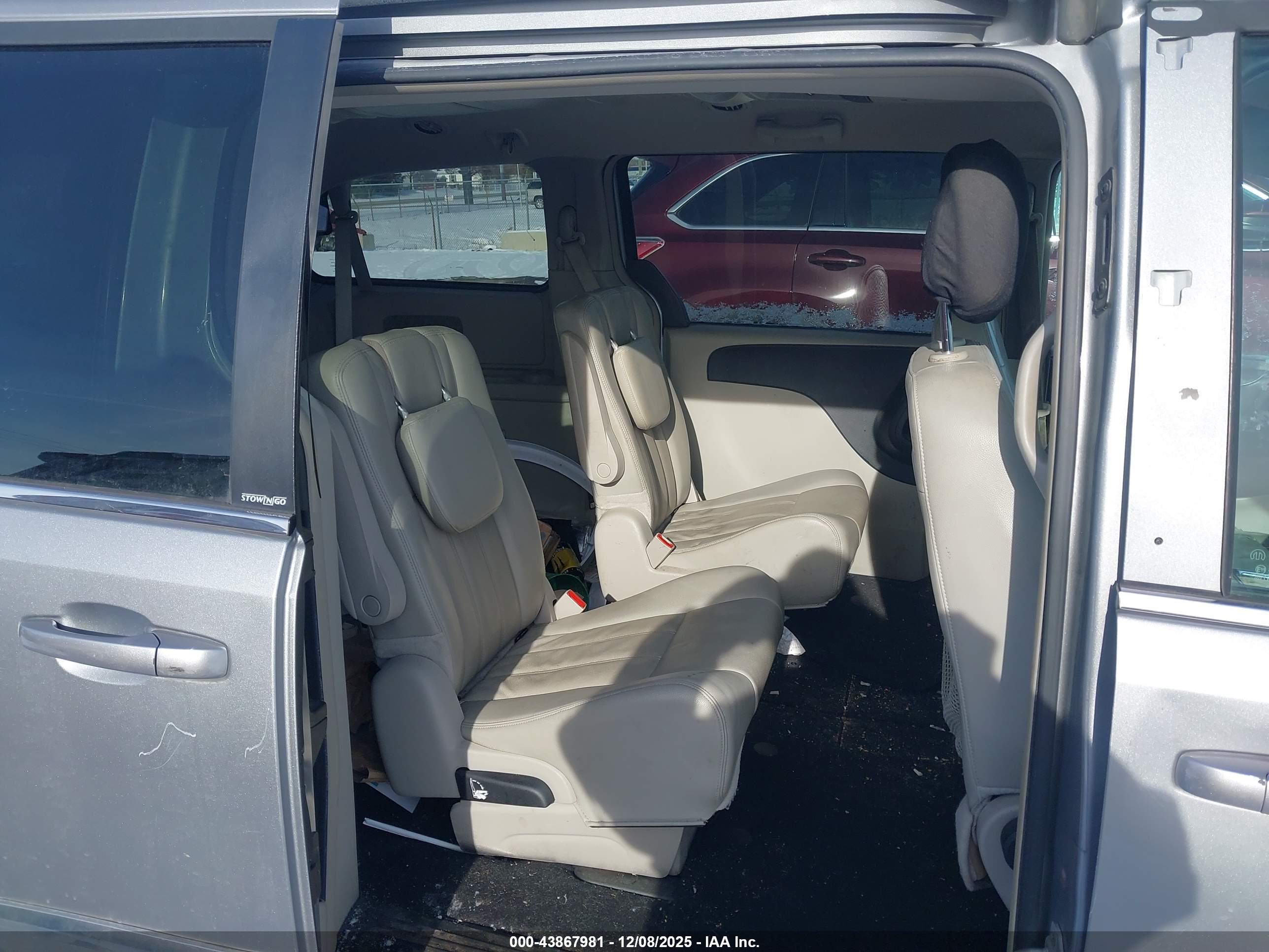 CHRYSLER TOWN image 8