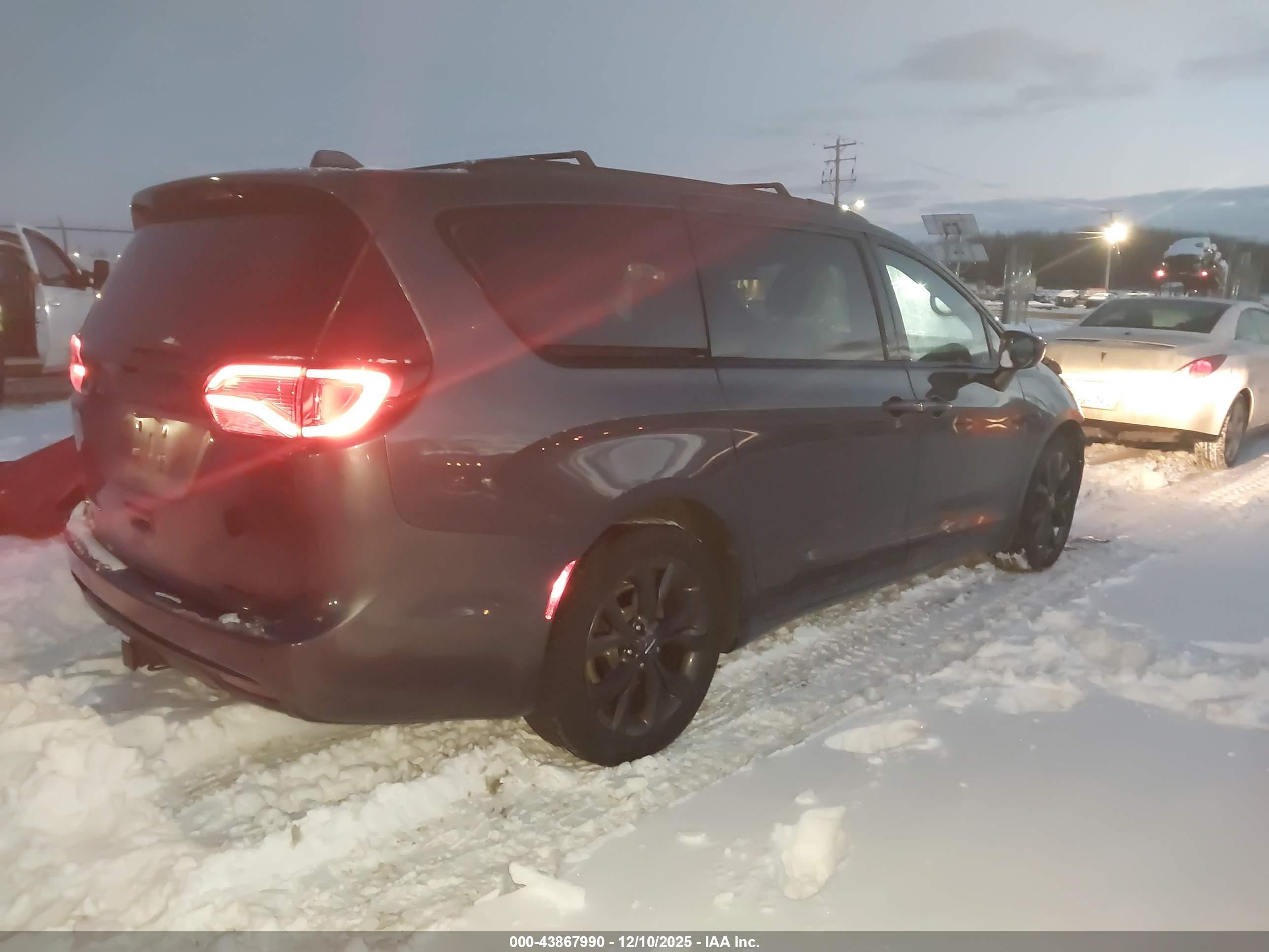 CHRYSLER PACIFICA image 4