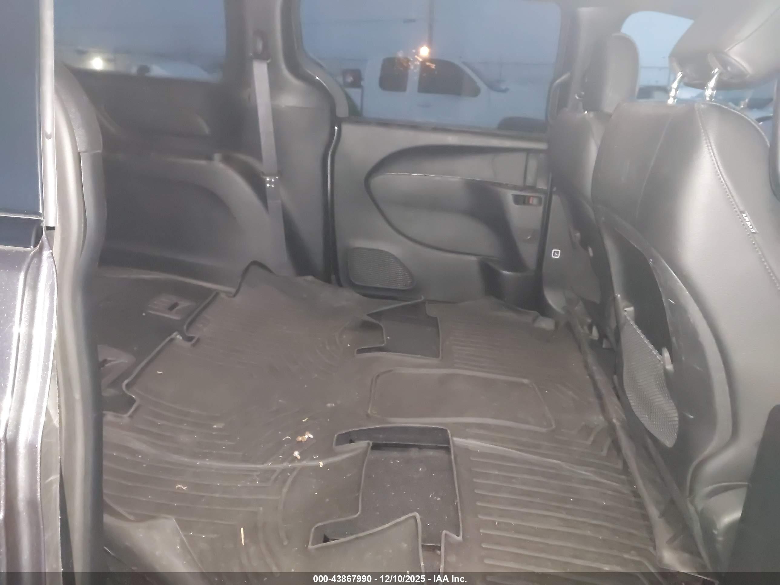 CHRYSLER PACIFICA image 8