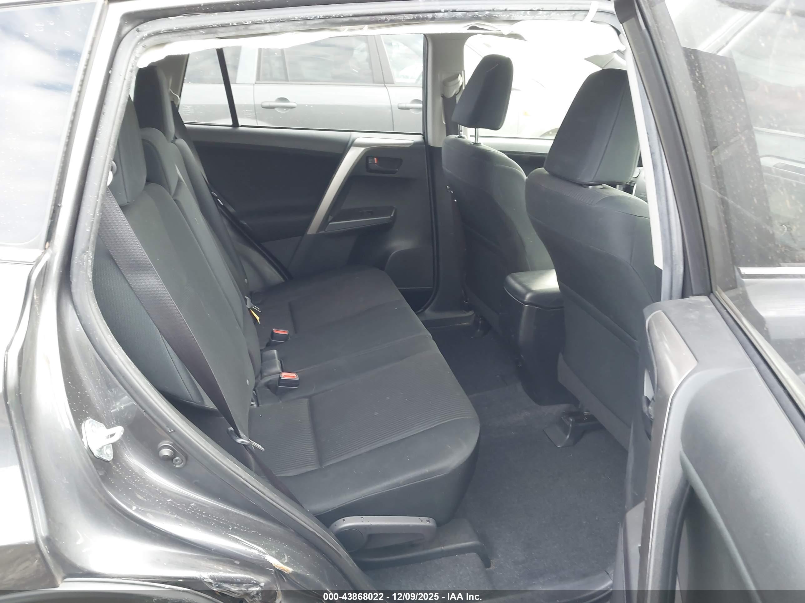 TOYOTA RAV4 image 8