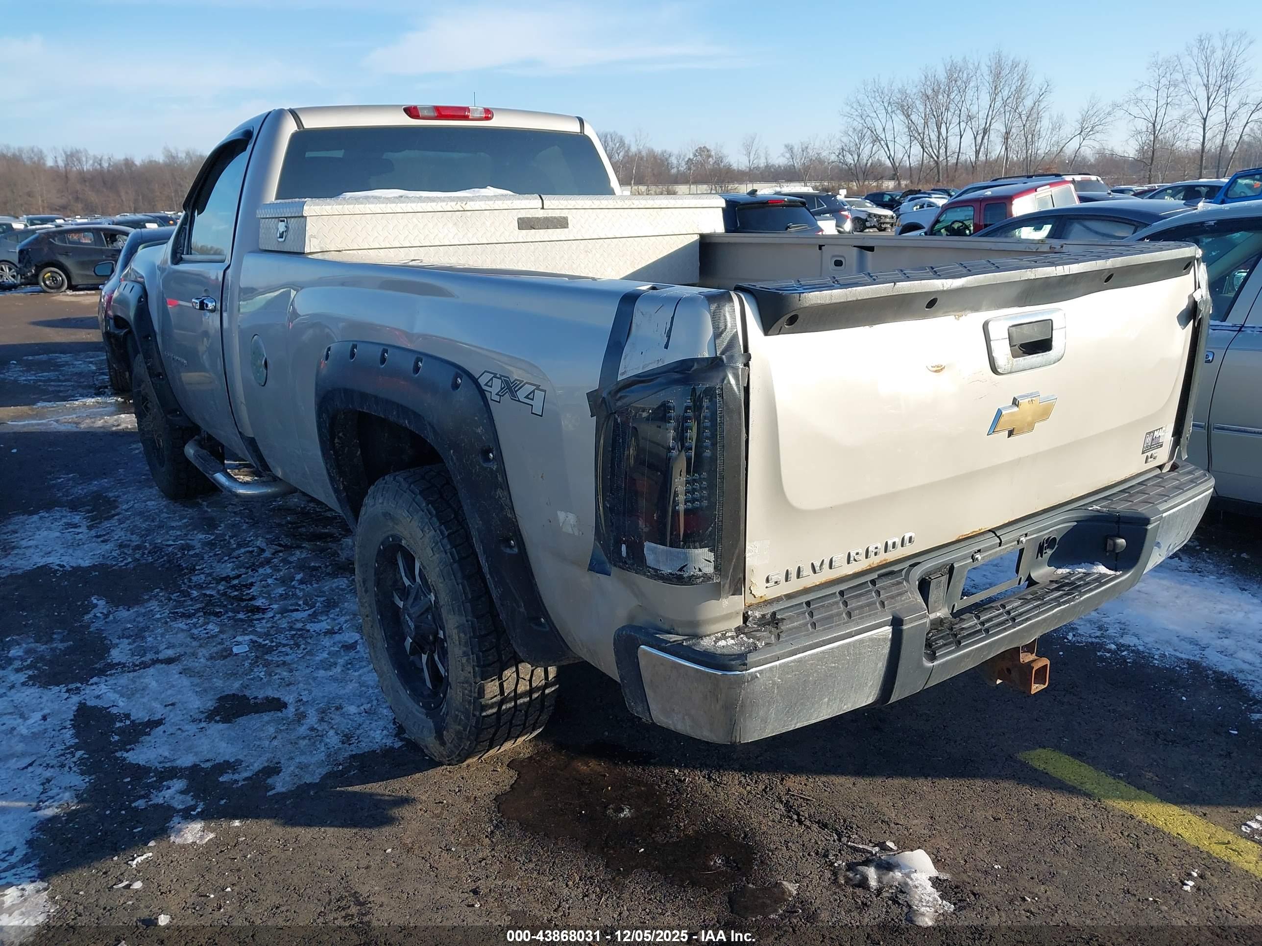 CHEVROLET SILVERADO image 3