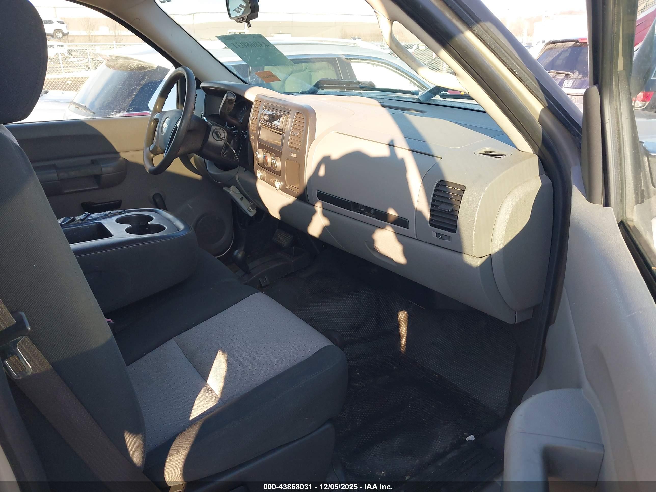 CHEVROLET SILVERADO image 5