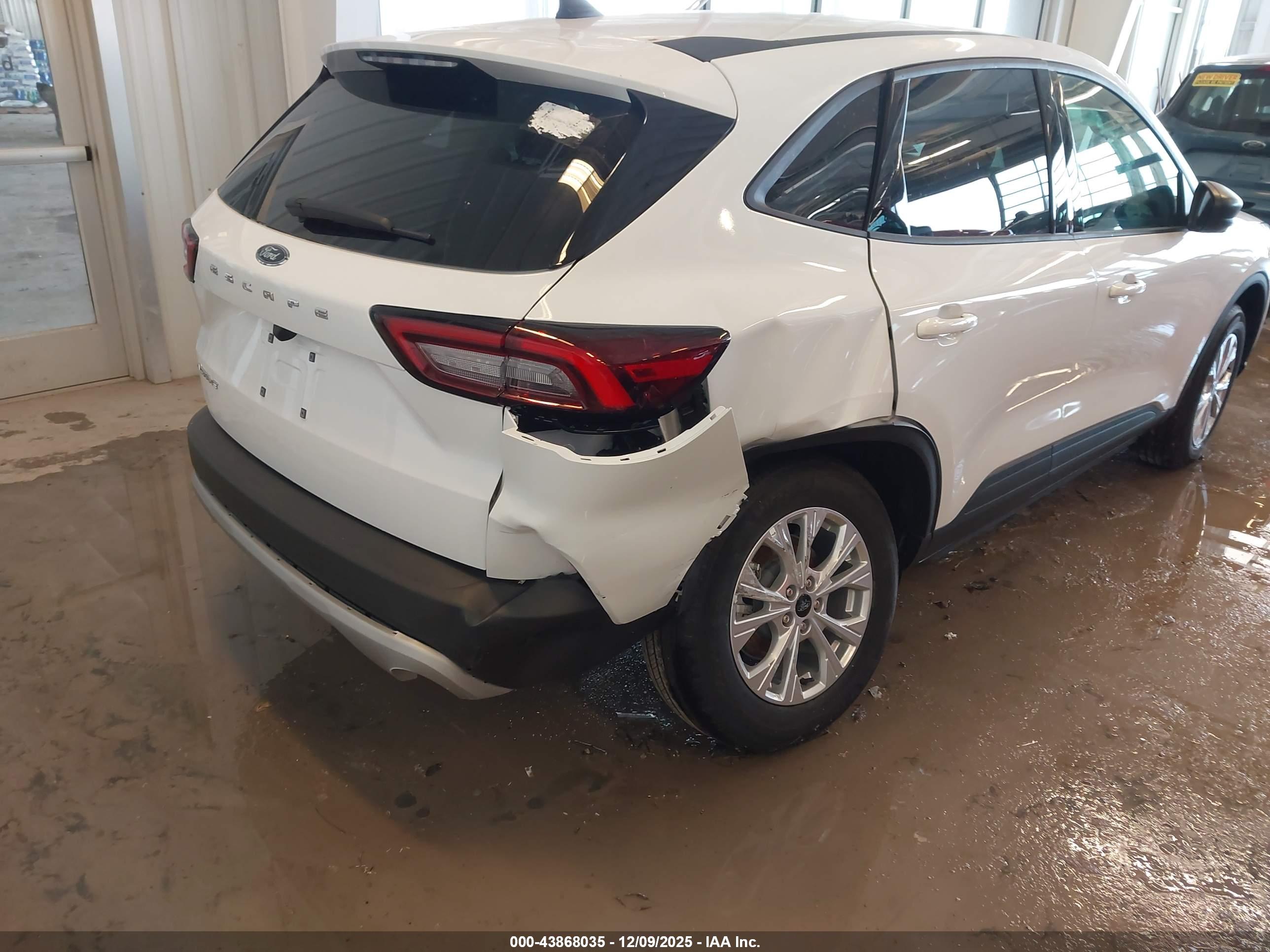FORD ESCAPE image 4