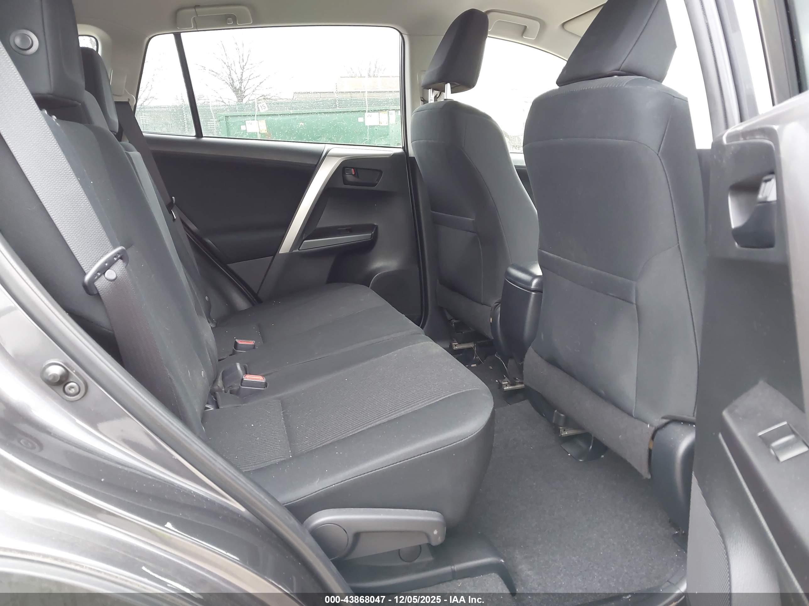 TOYOTA RAV4 image 8