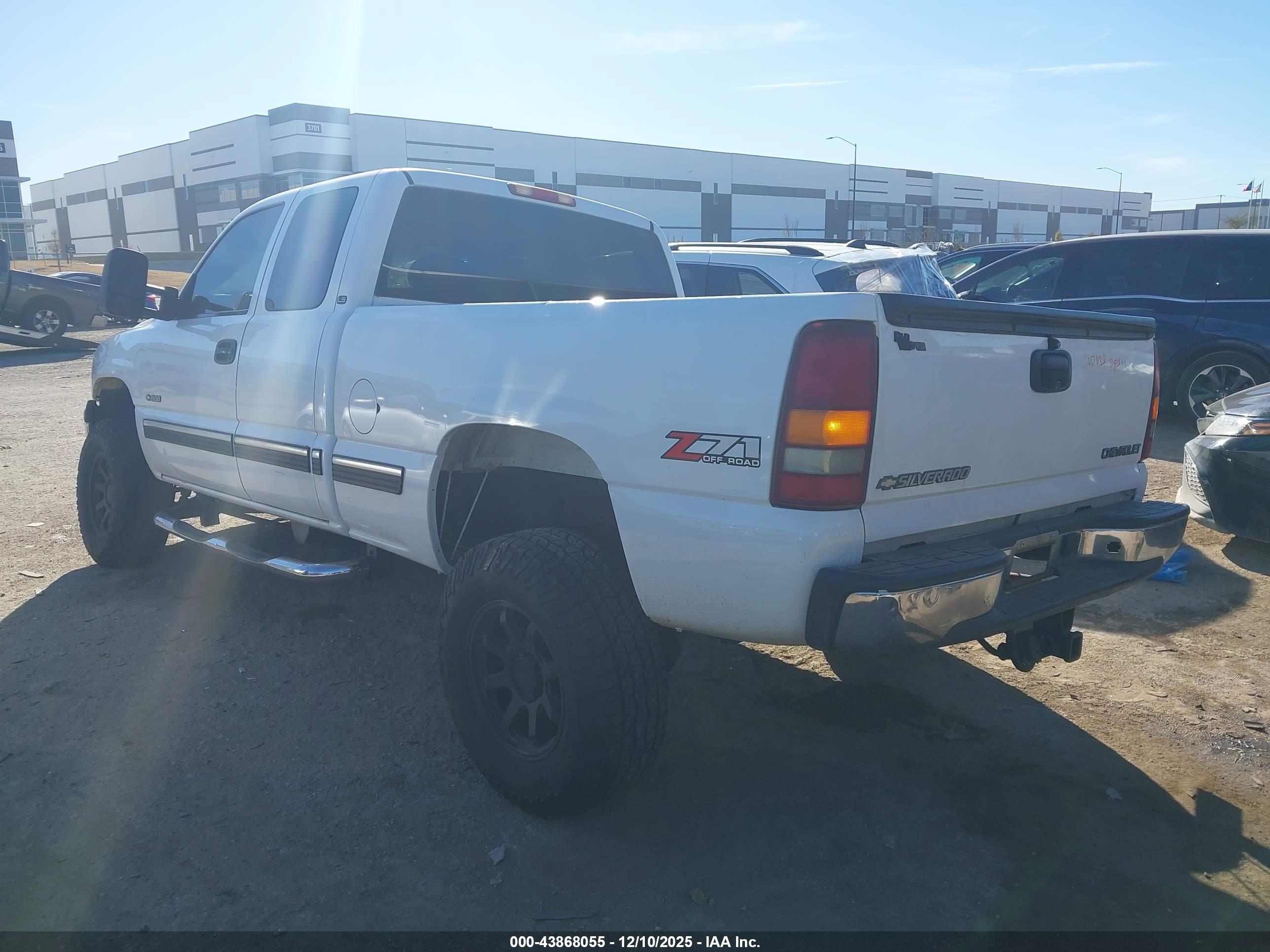CHEVROLET SILVERADO image 3