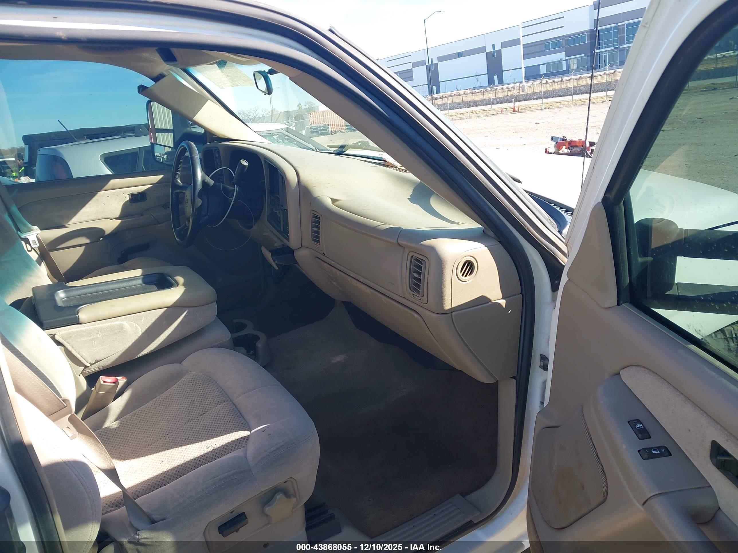 CHEVROLET SILVERADO image 5