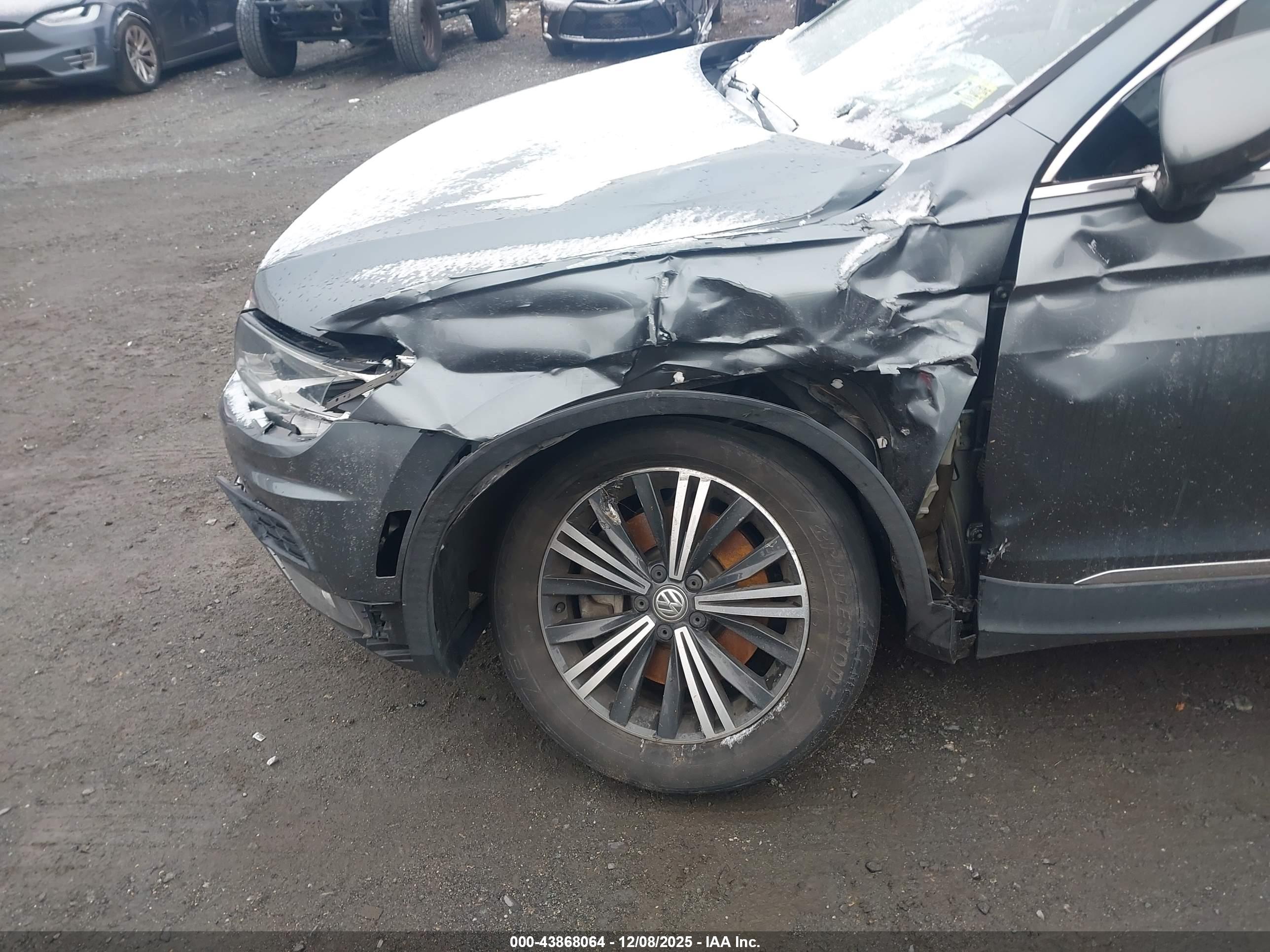 VOLKSWAGEN TIGUAN image 6