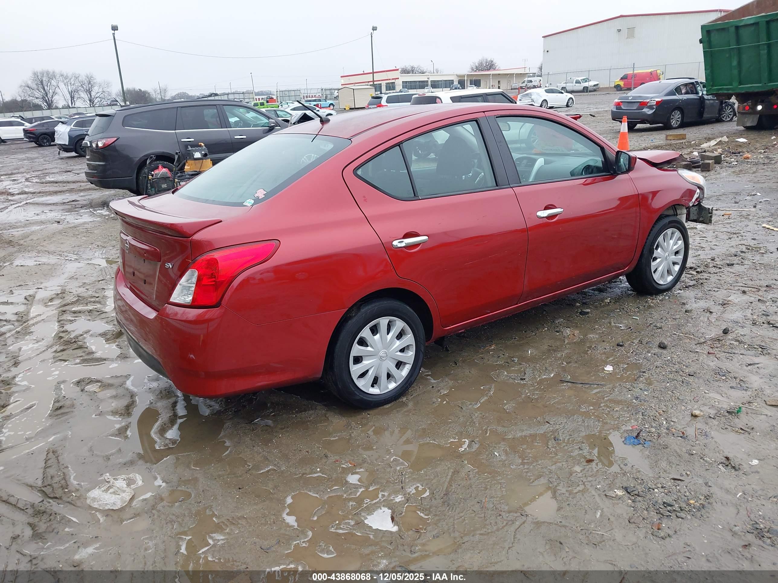 NISSAN VERSA image 4