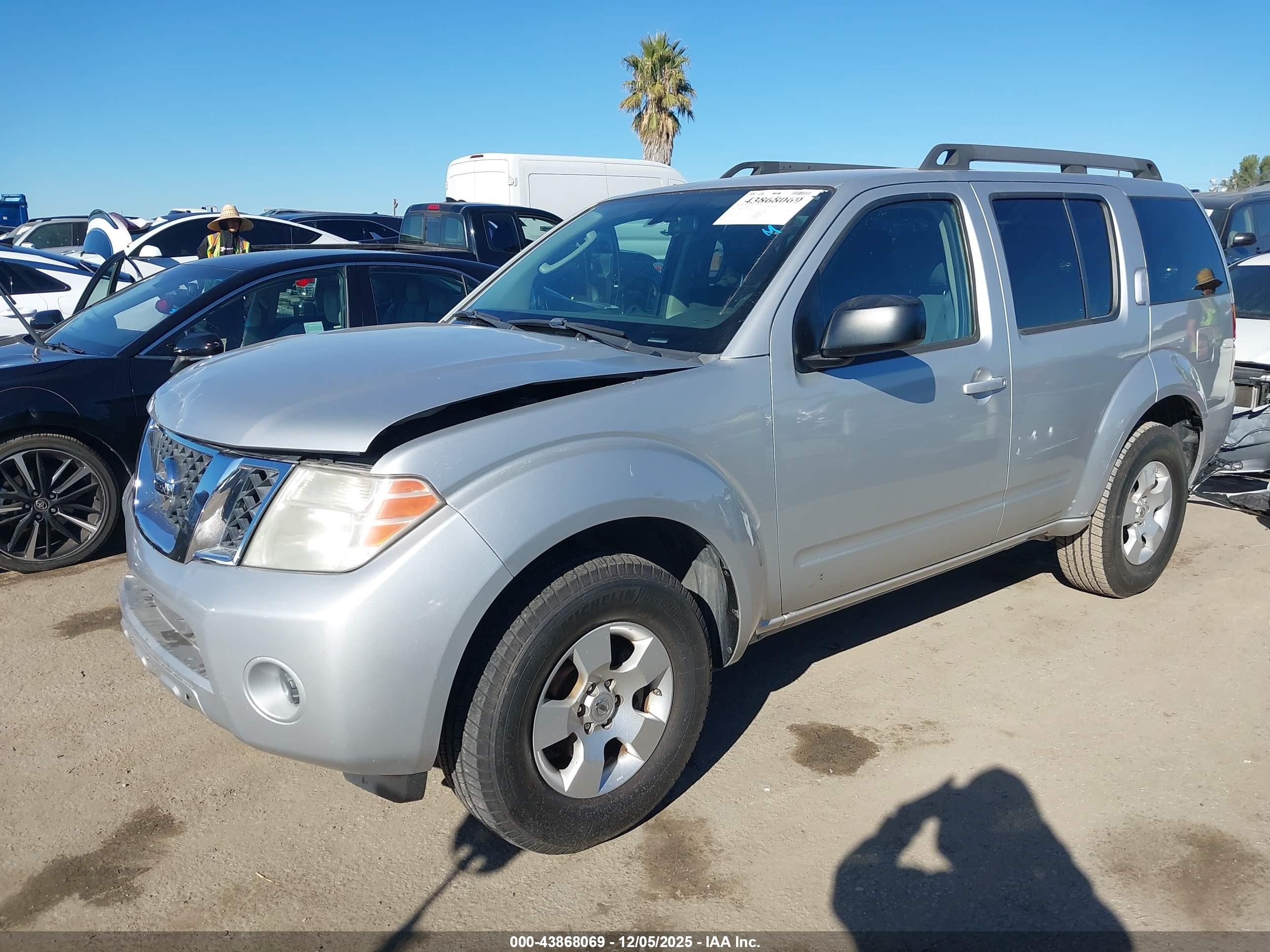NISSAN PATHFINDER image 2