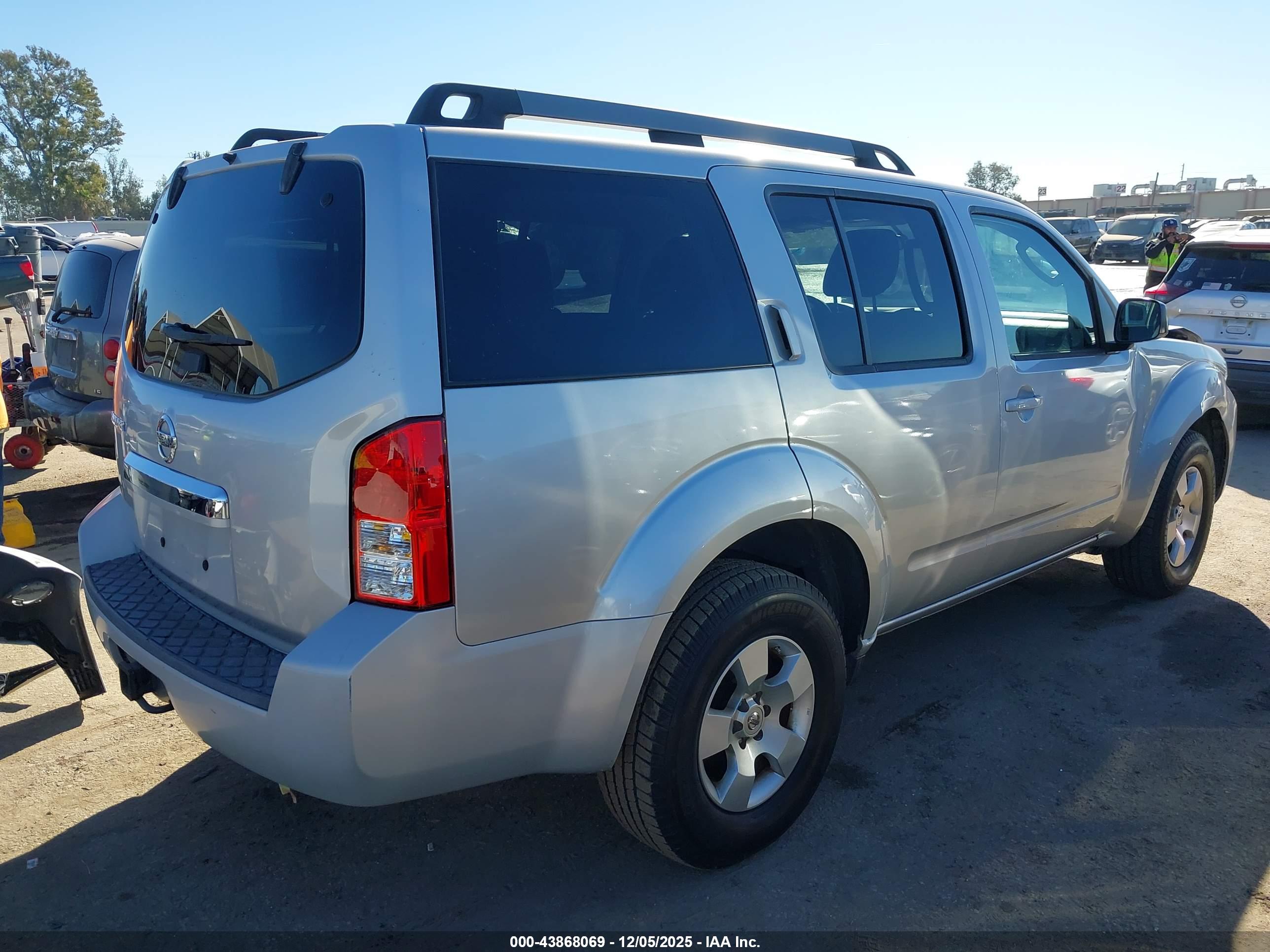 NISSAN PATHFINDER image 4