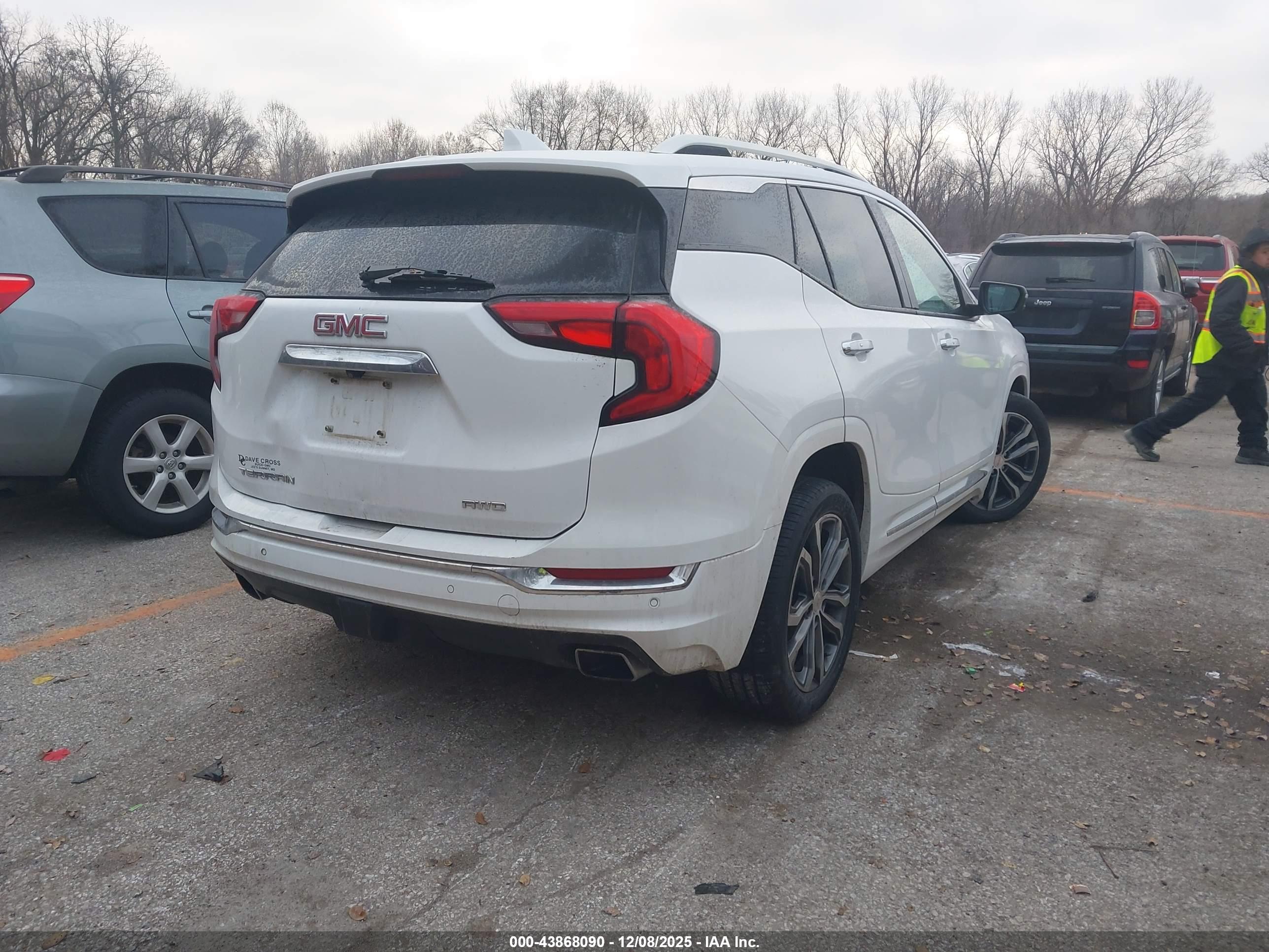 GMC TERRAIN image 4