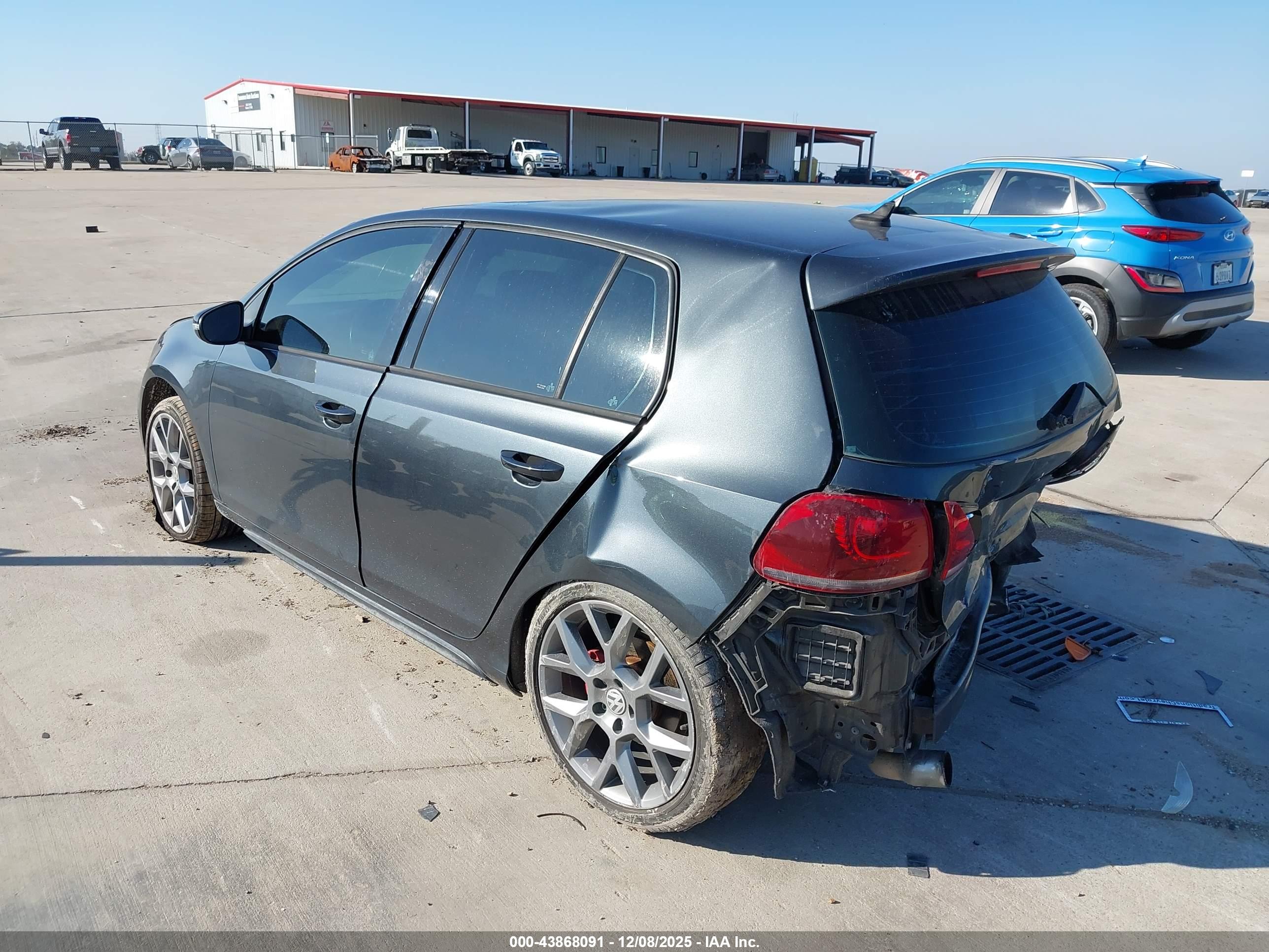 VOLKSWAGEN GTI image 3