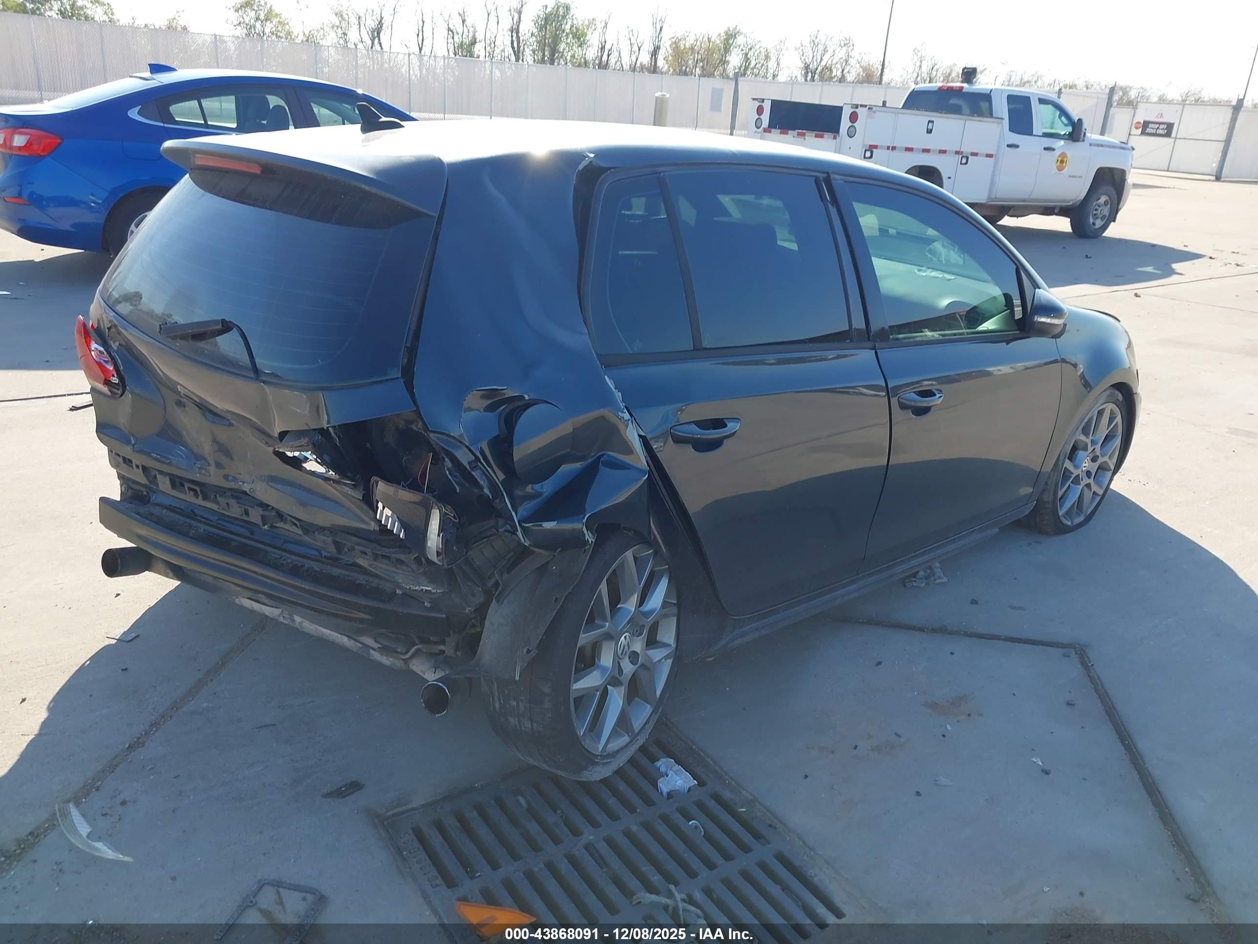 VOLKSWAGEN GTI image 4