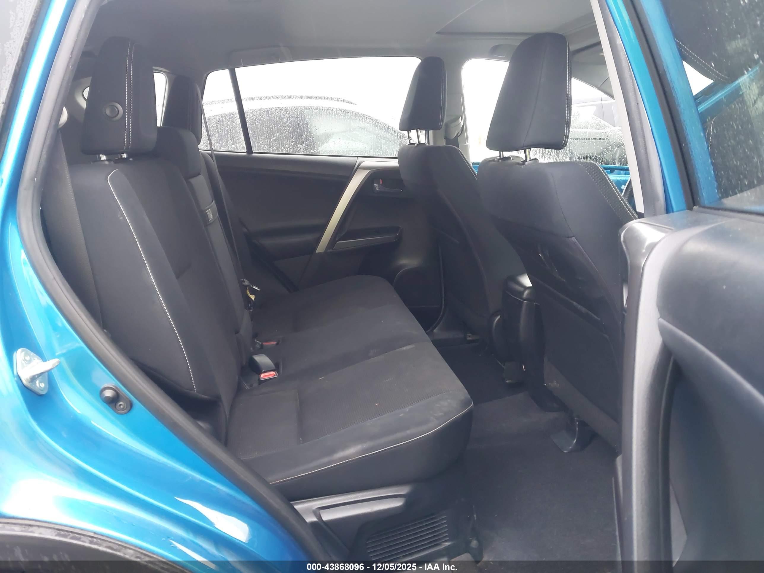 TOYOTA RAV4 image 8
