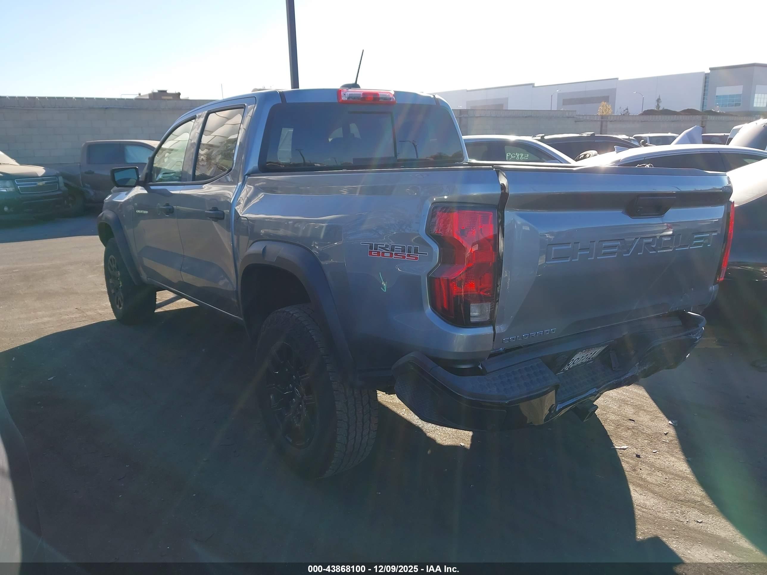 CHEVROLET COLORADO image 3