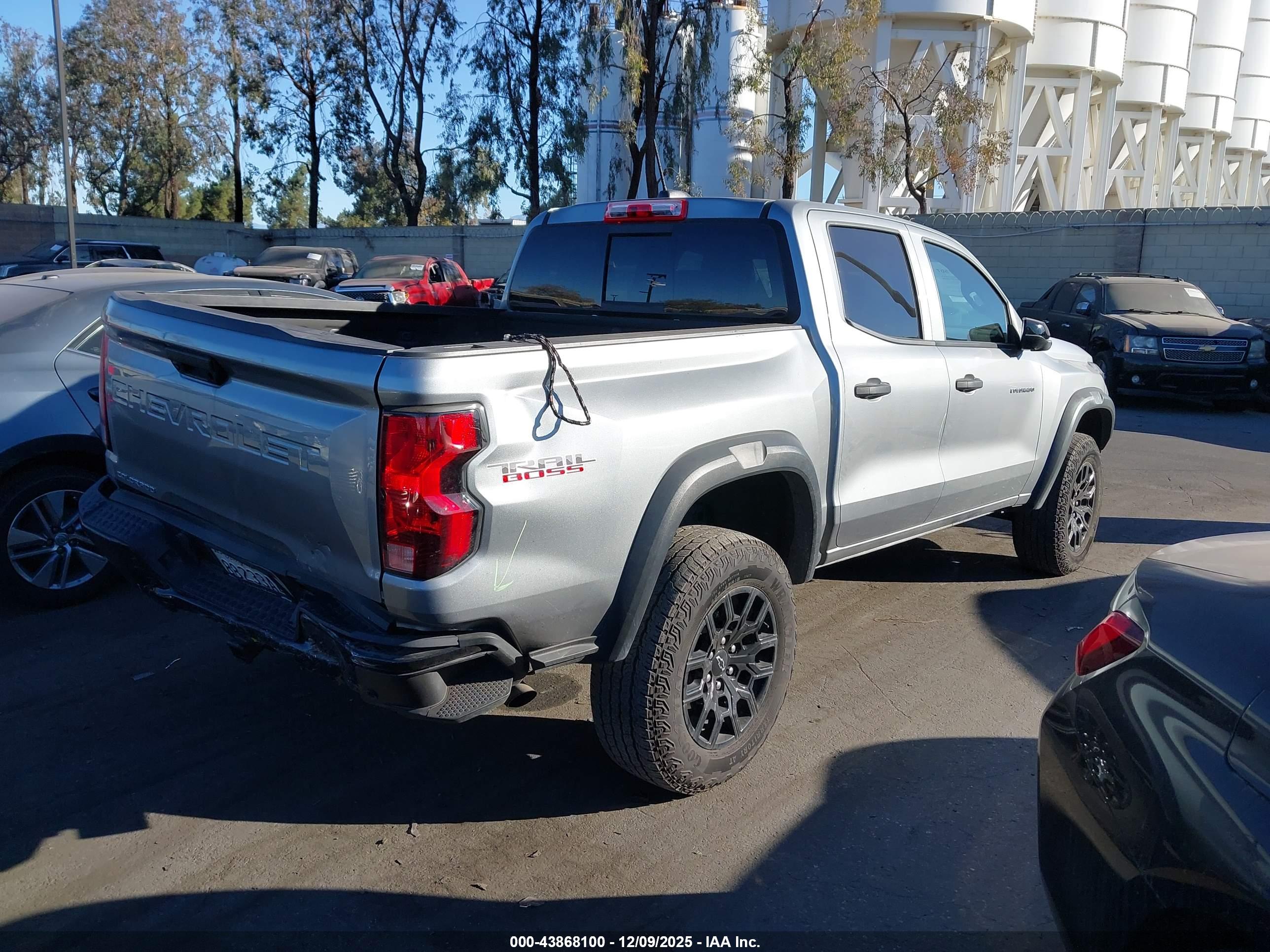 CHEVROLET COLORADO image 4
