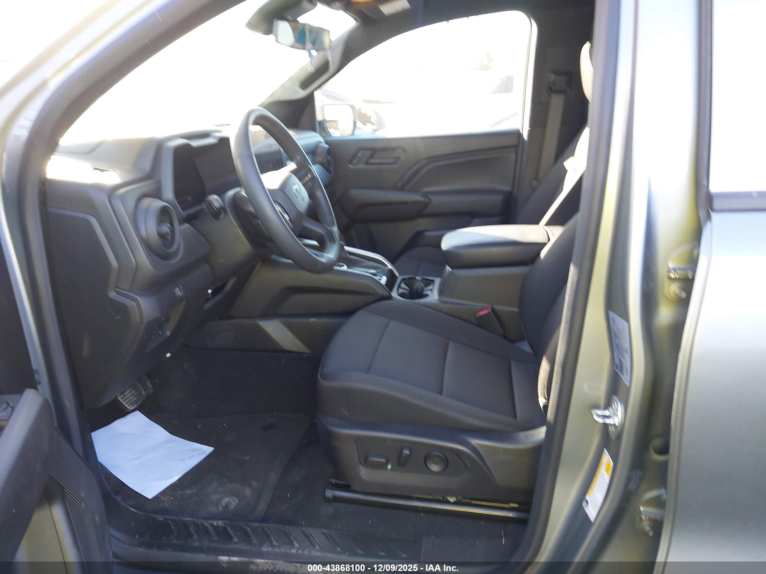 CHEVROLET COLORADO image 5