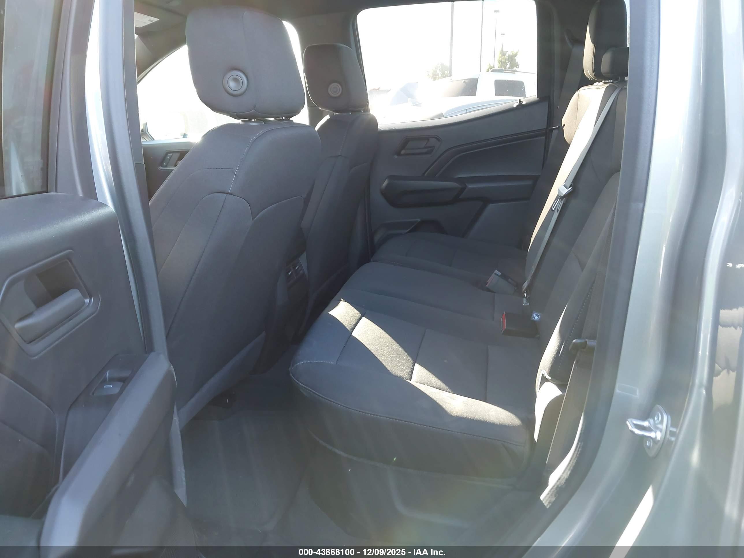 CHEVROLET COLORADO image 8
