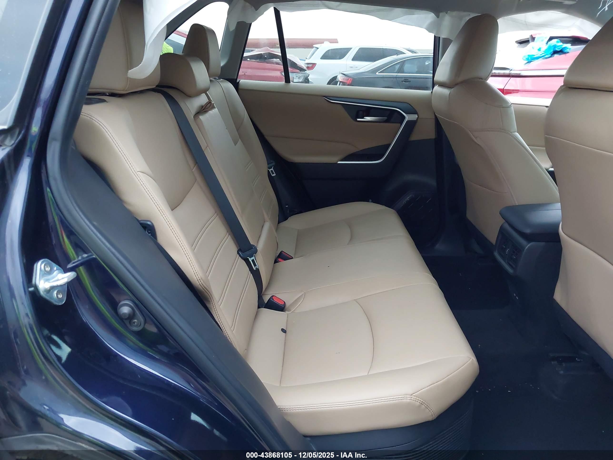 TOYOTA RAV4 image 8