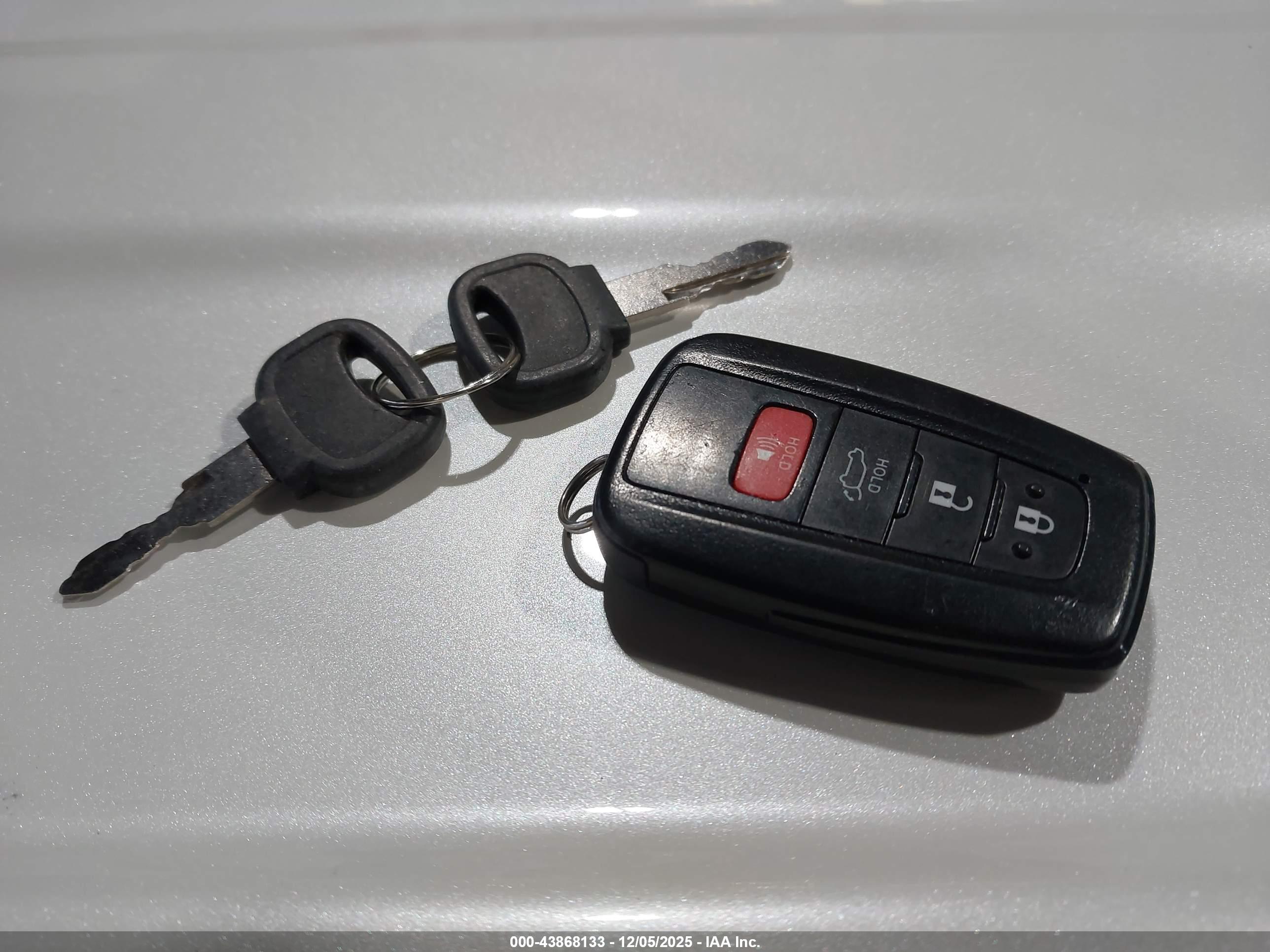 TOYOTA RAV4 image 11