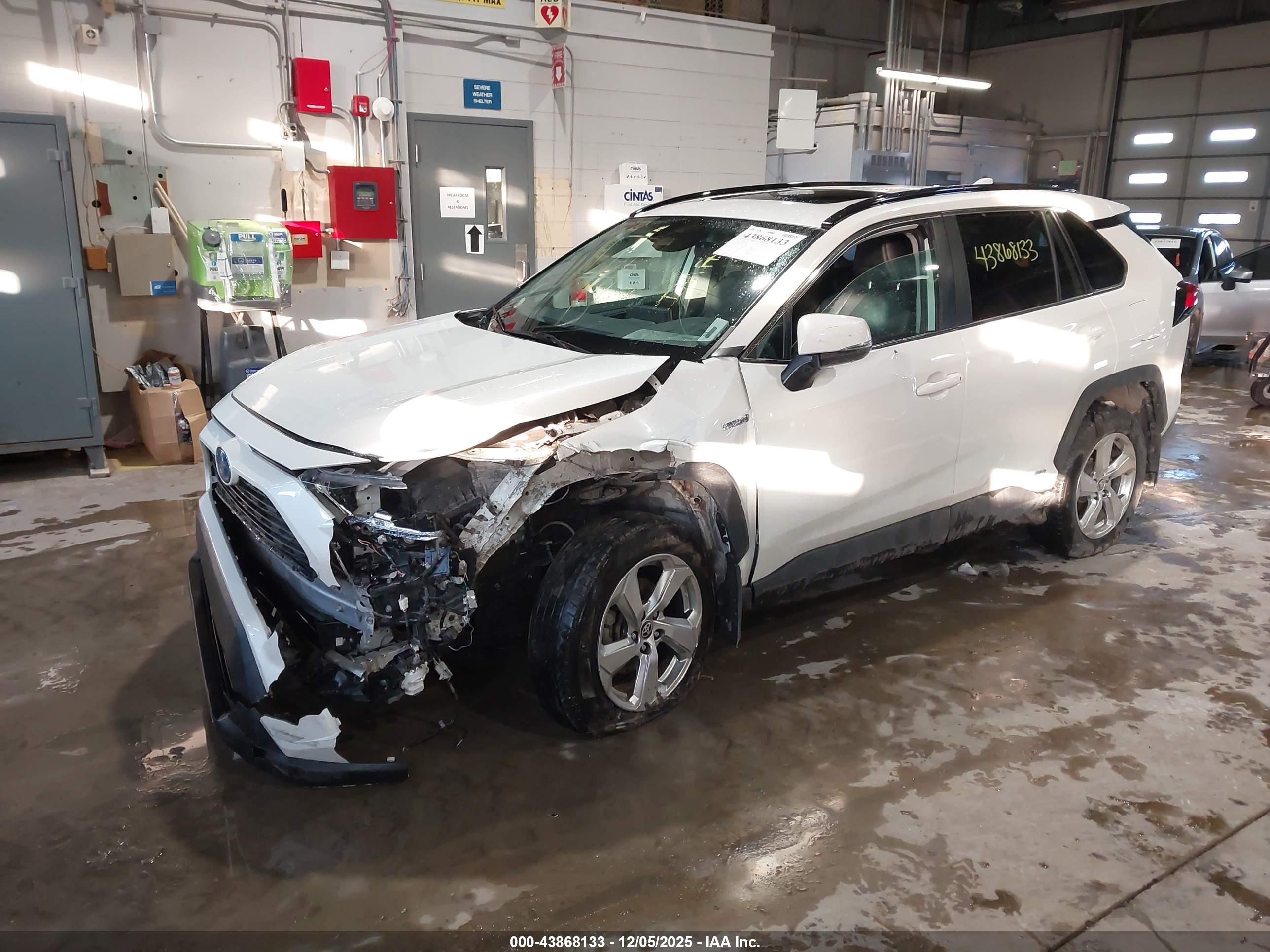 TOYOTA RAV4 image 2