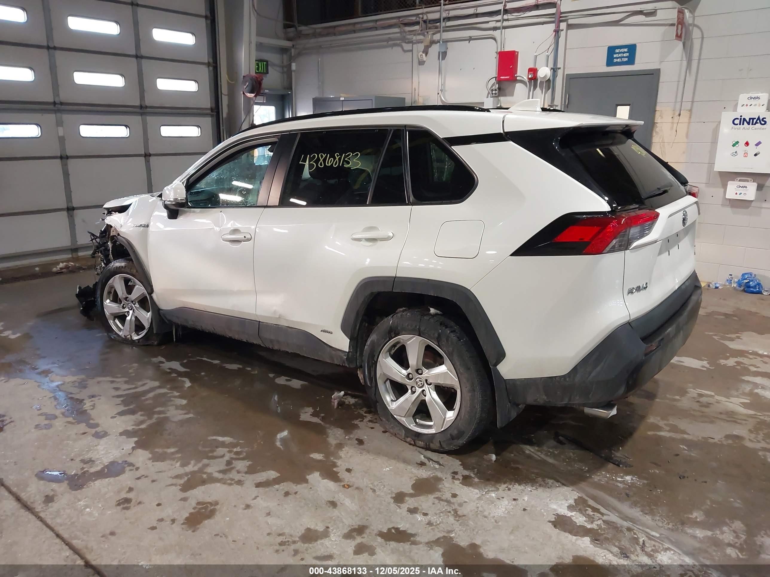 TOYOTA RAV4 image 3