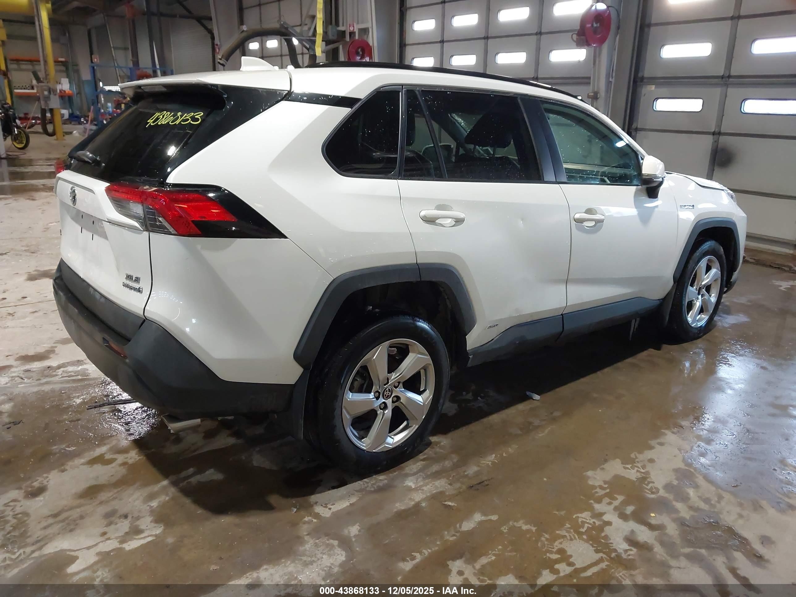 TOYOTA RAV4 image 4