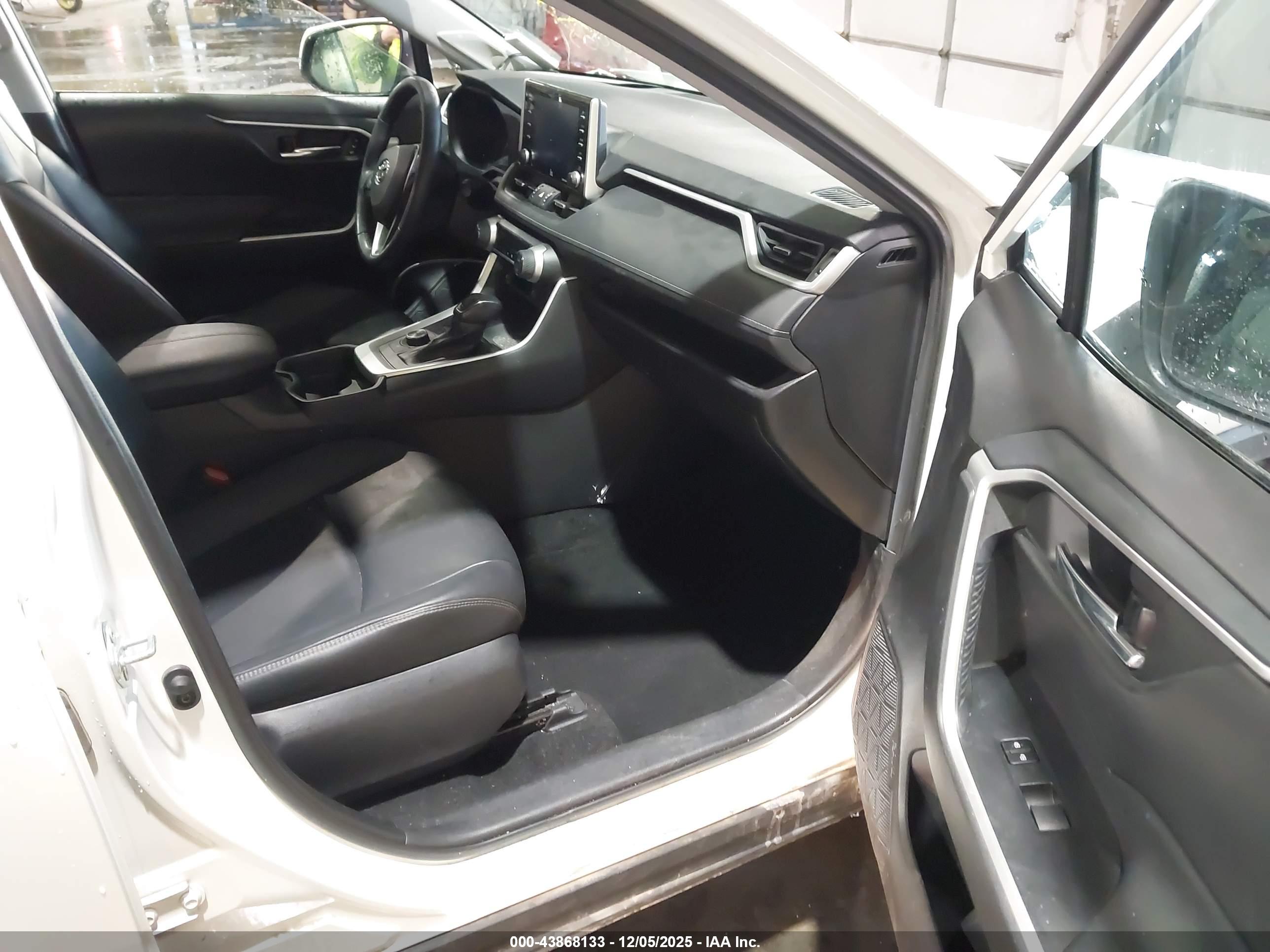 TOYOTA RAV4 image 5
