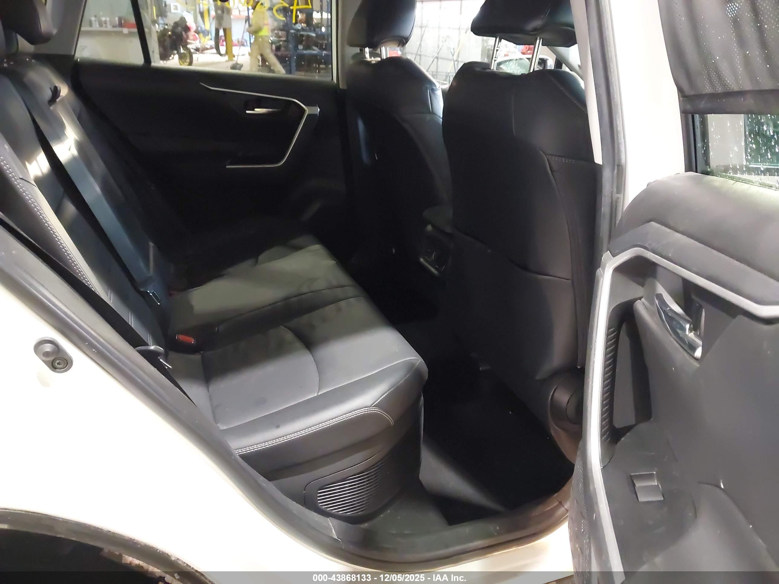 TOYOTA RAV4 image 8