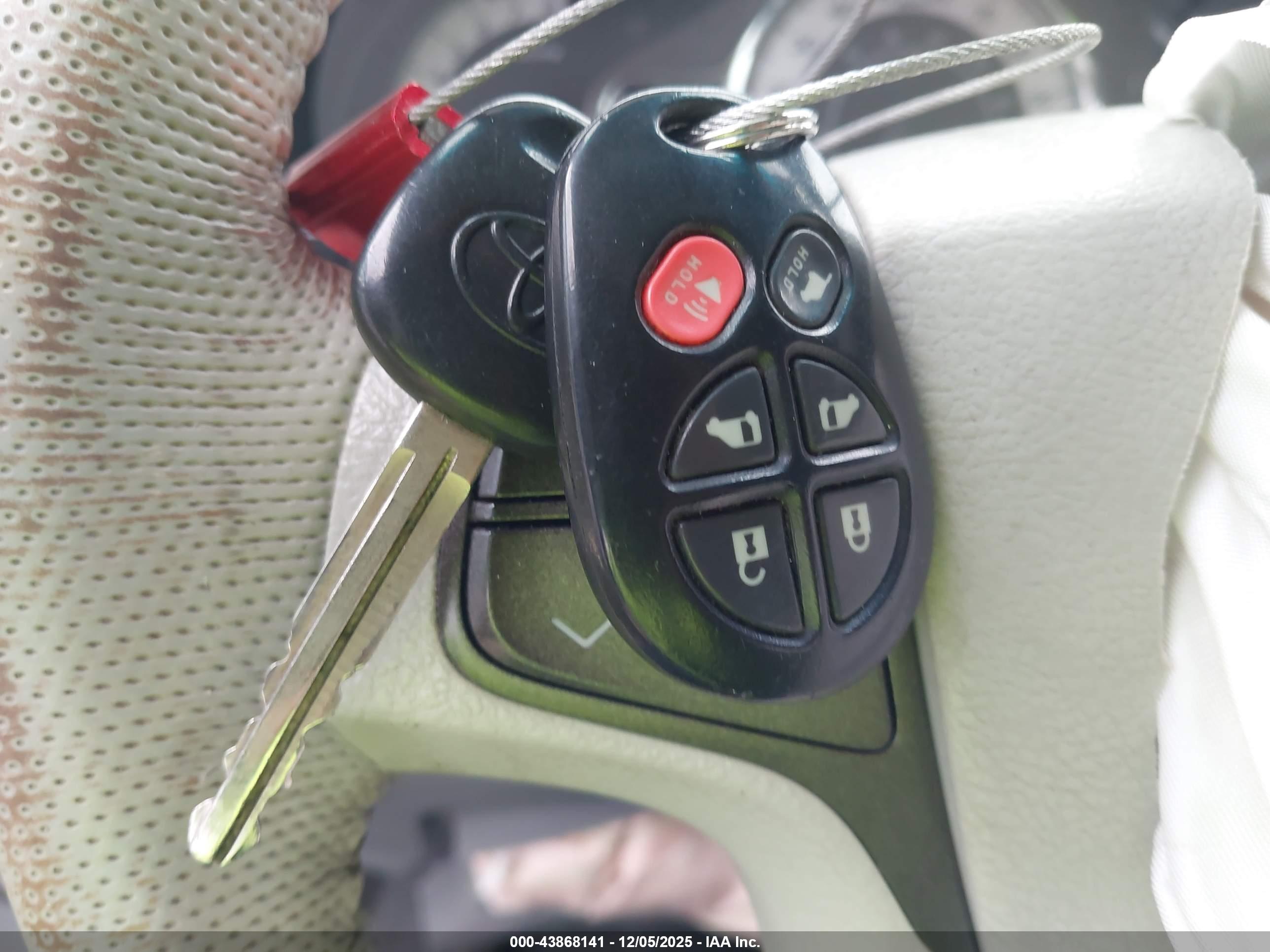 TOYOTA SIENNA image 11