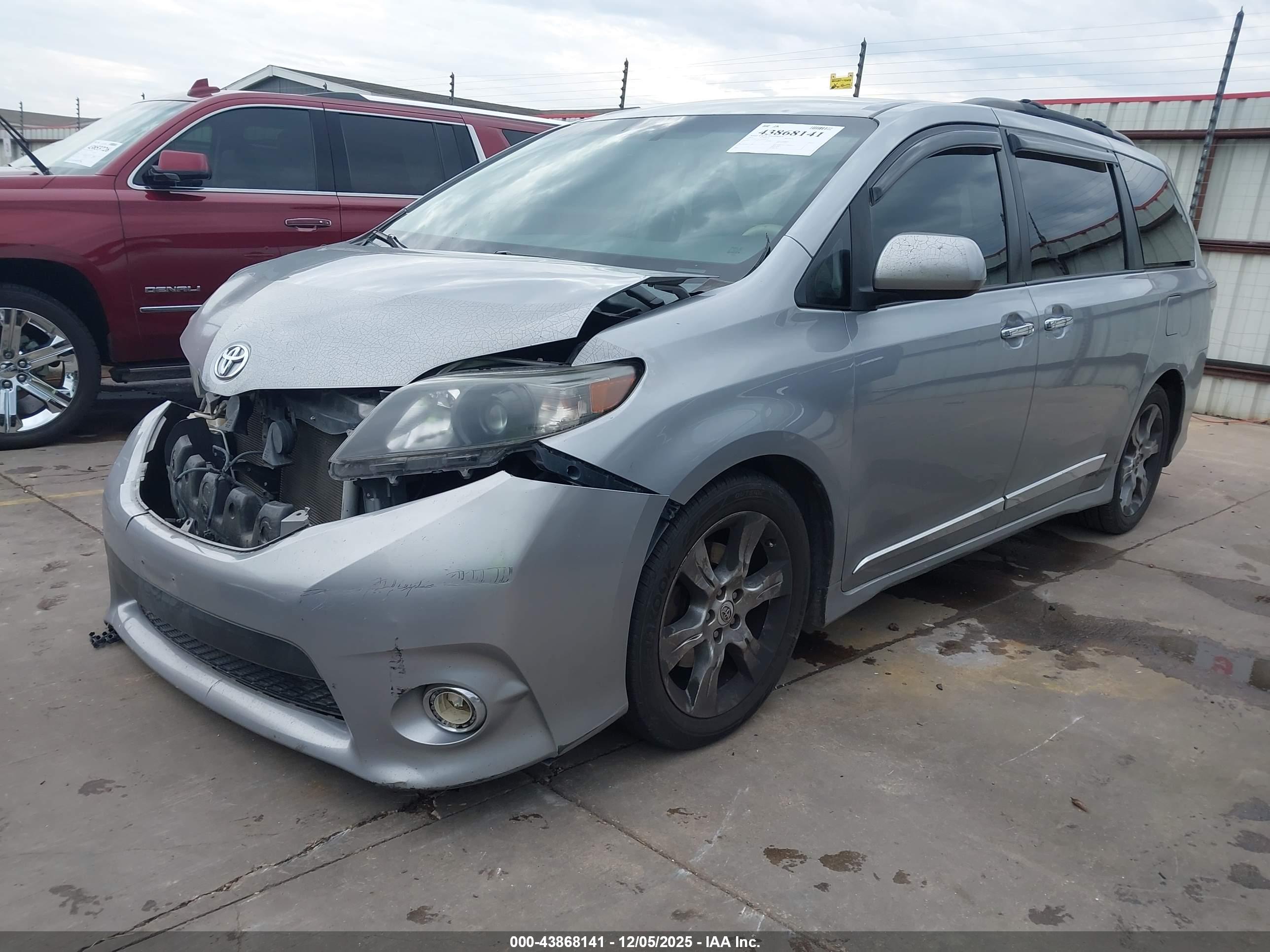 TOYOTA SIENNA image 2