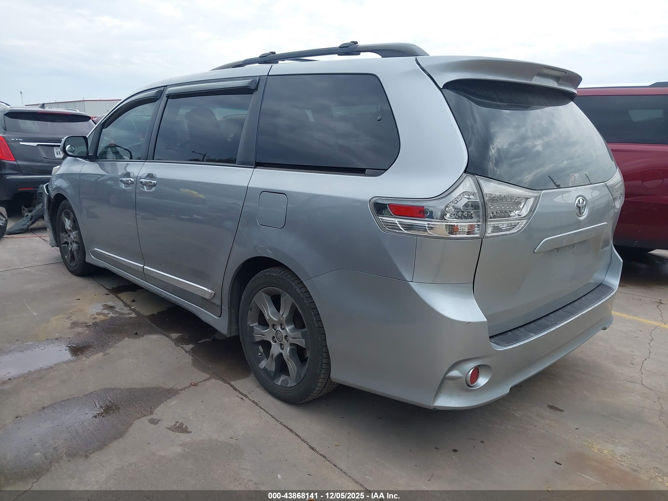 TOYOTA SIENNA image 3