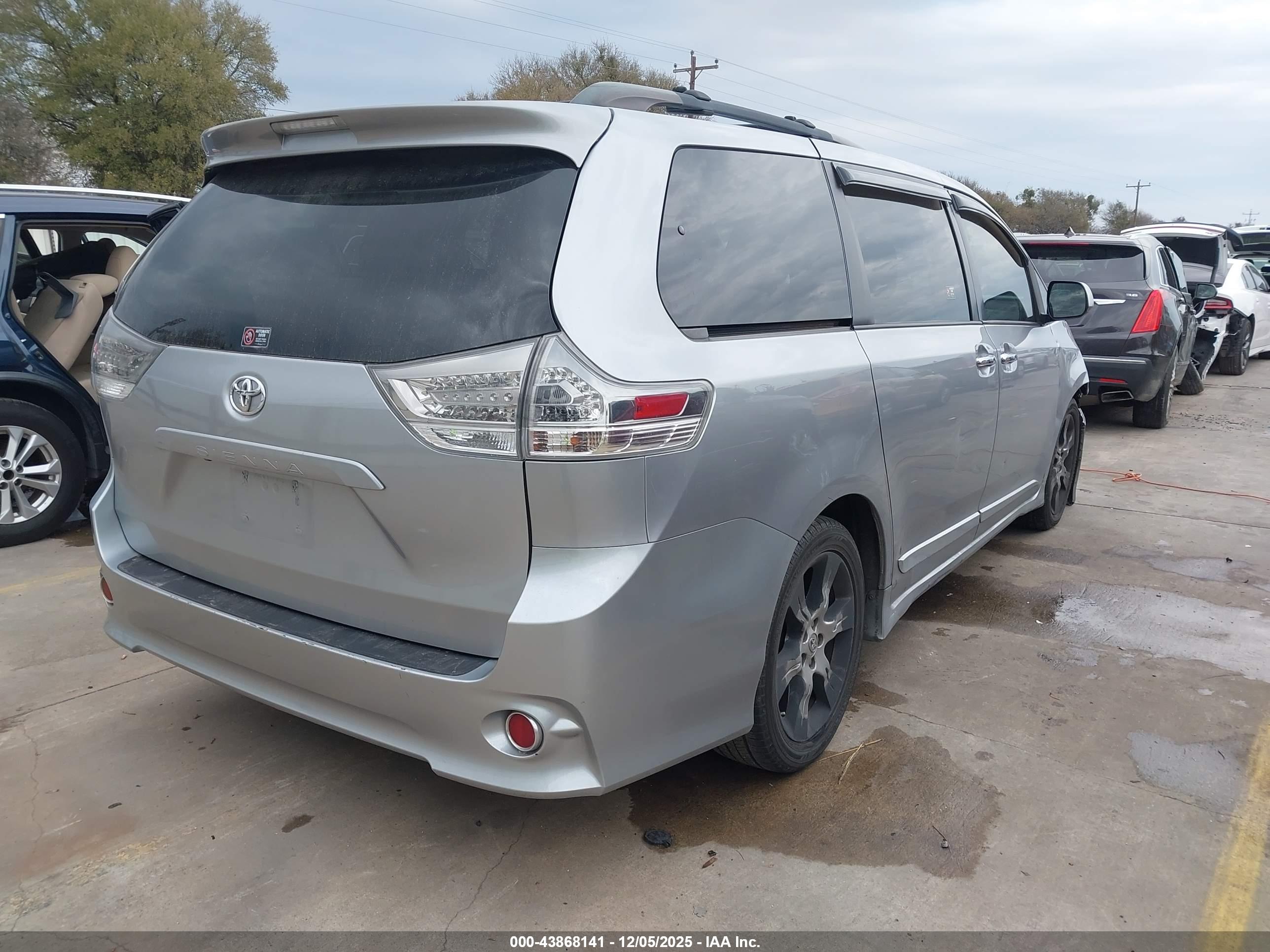 TOYOTA SIENNA image 4