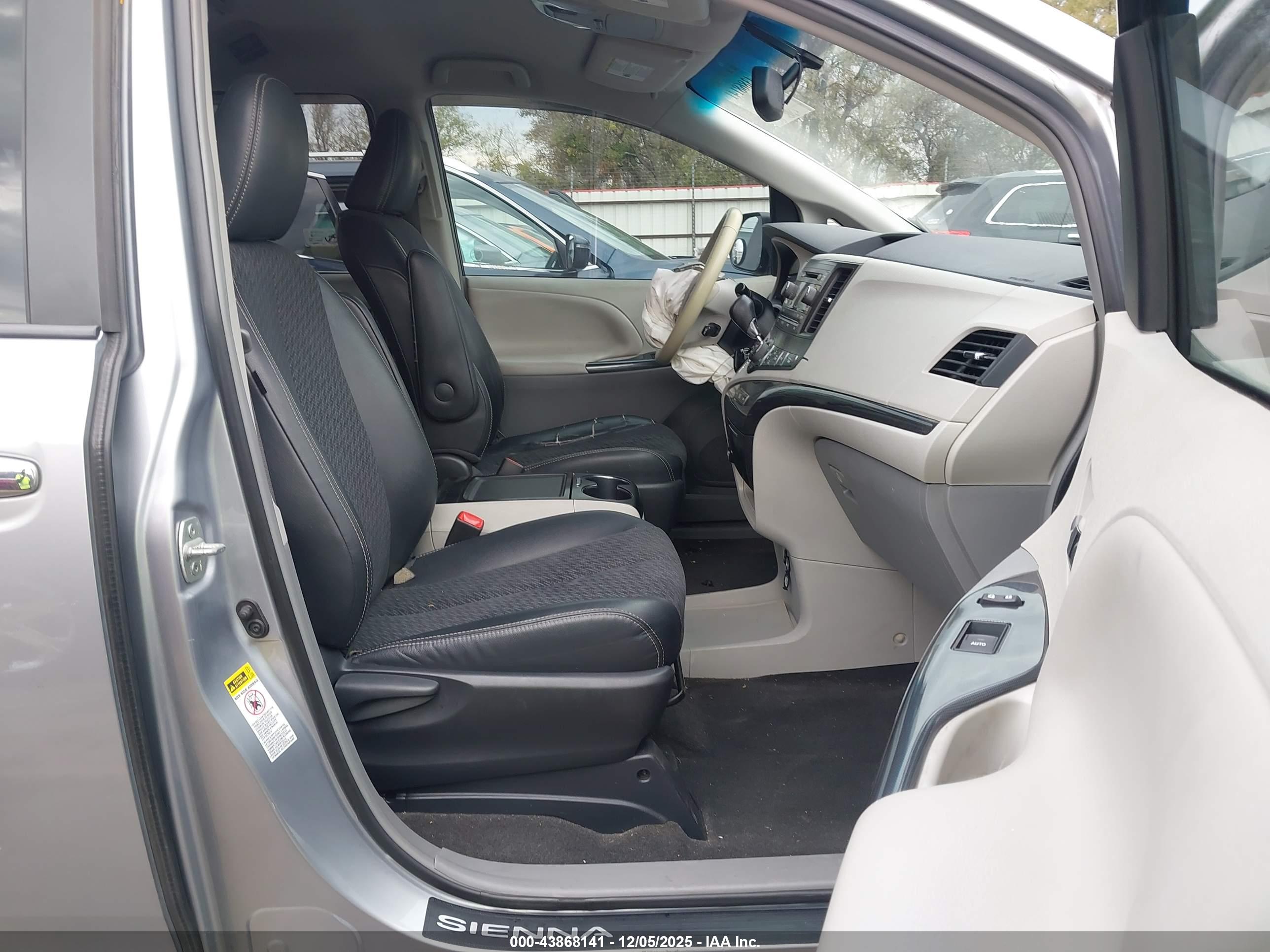 TOYOTA SIENNA image 5