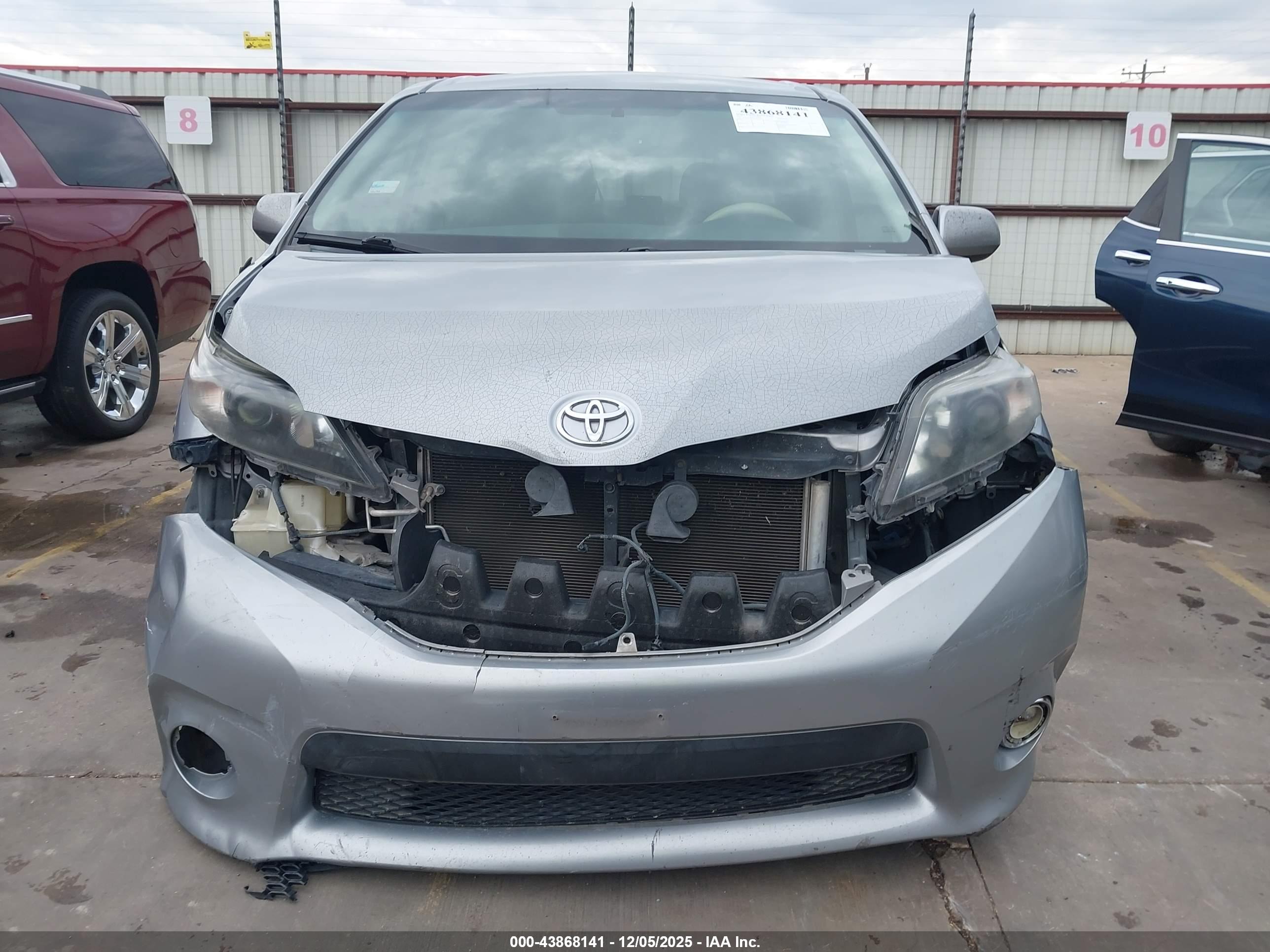 TOYOTA SIENNA image 6