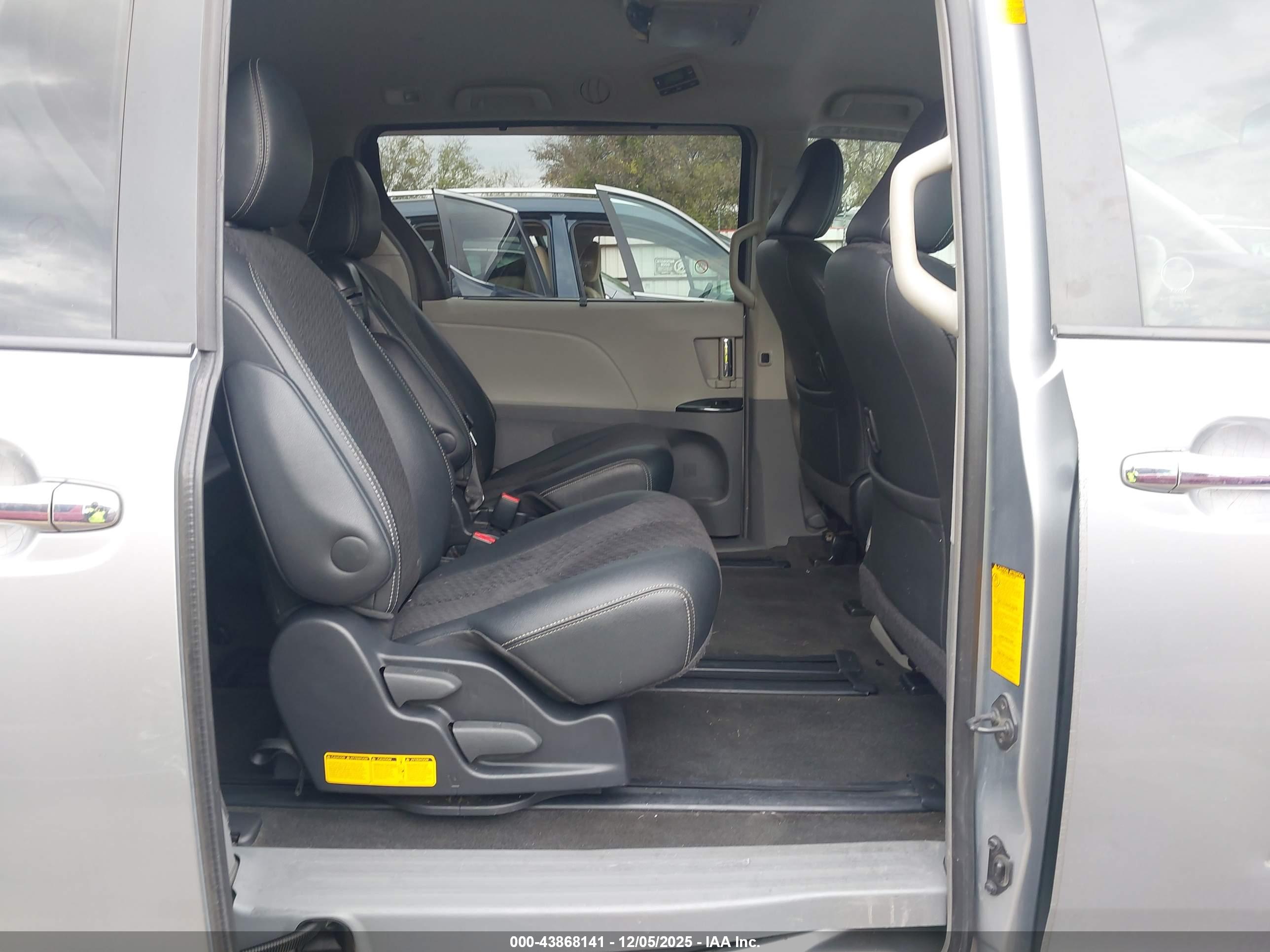 TOYOTA SIENNA image 8