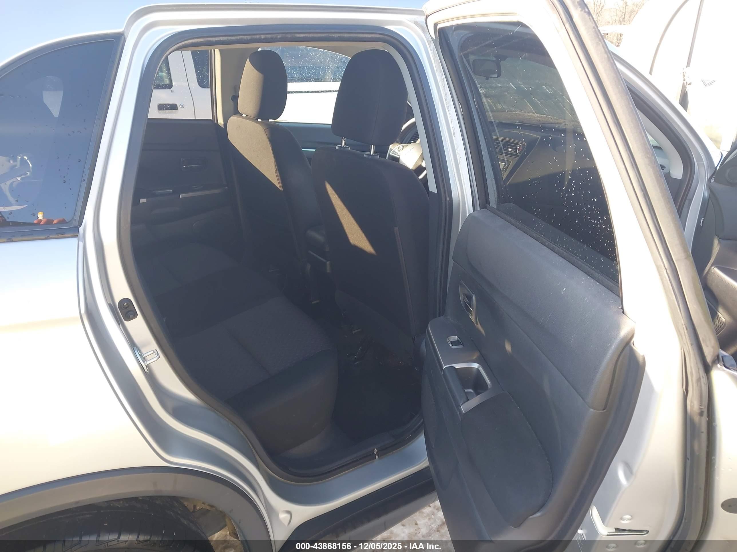MITSUBISHI OUTLANDER image 8