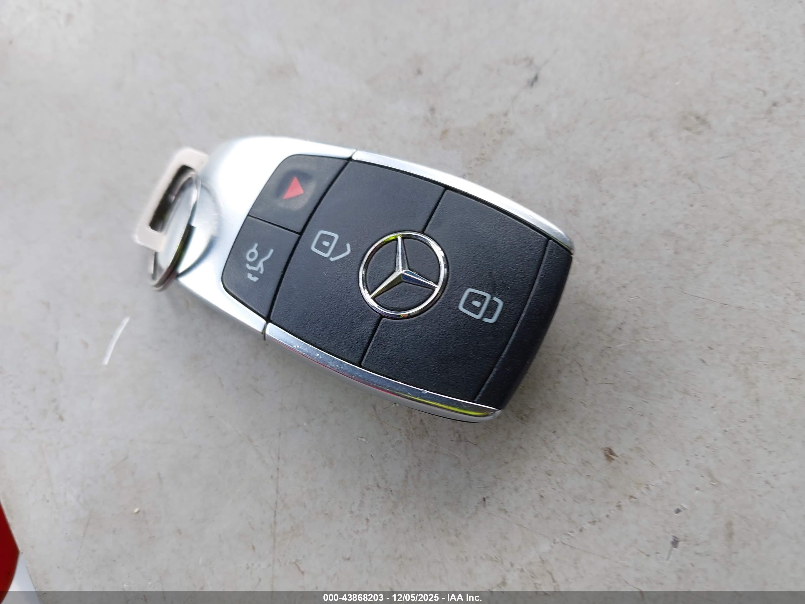 MERCEDES-BENZ GLB image 11