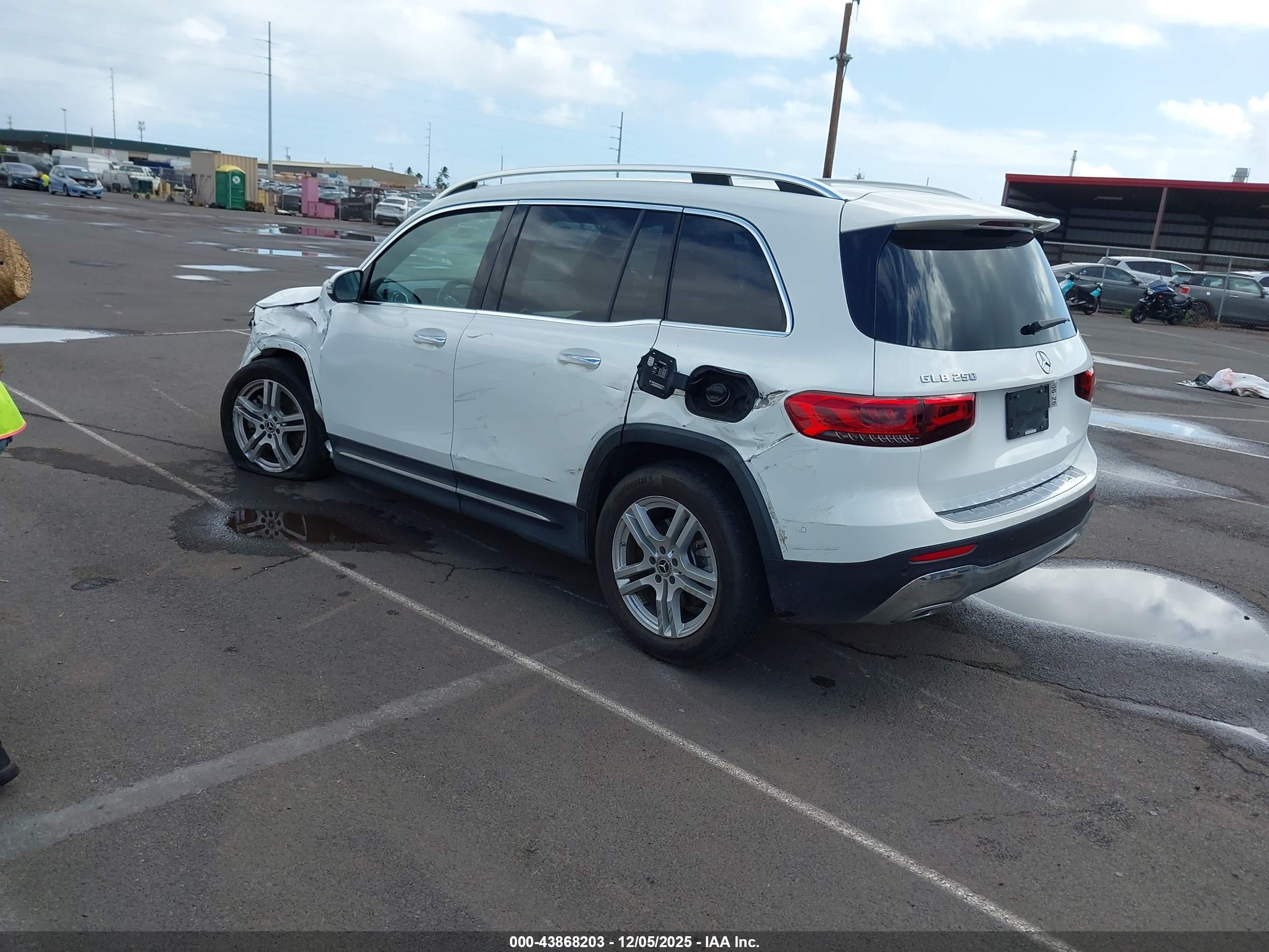 MERCEDES-BENZ GLB image 3