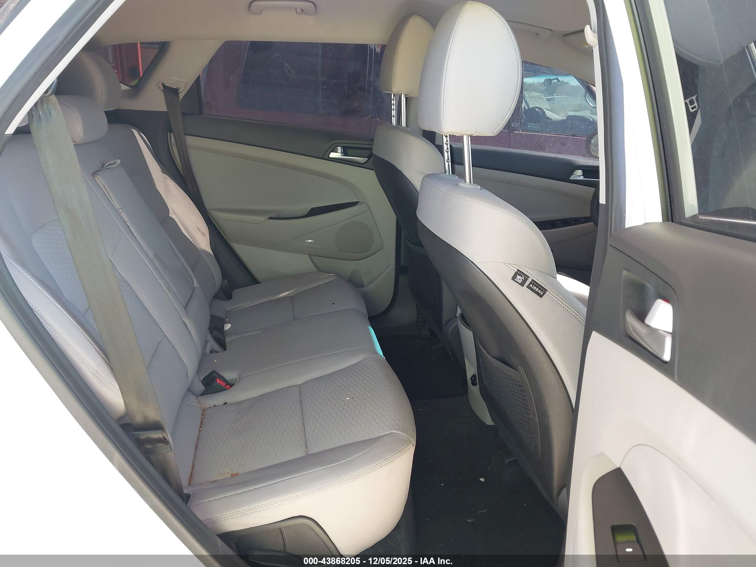 HYUNDAI TUCSON image 8