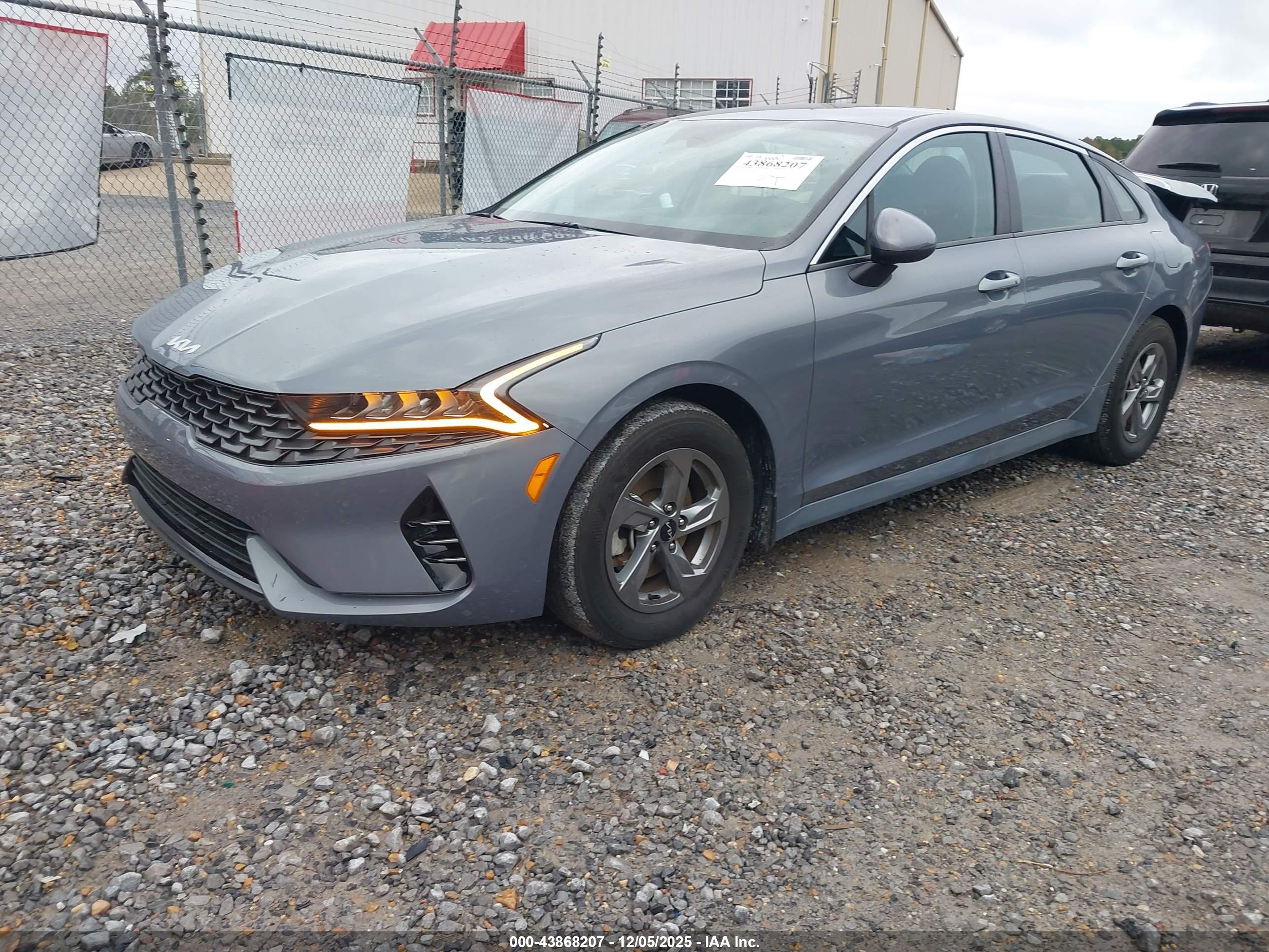 KIA K5 image 2