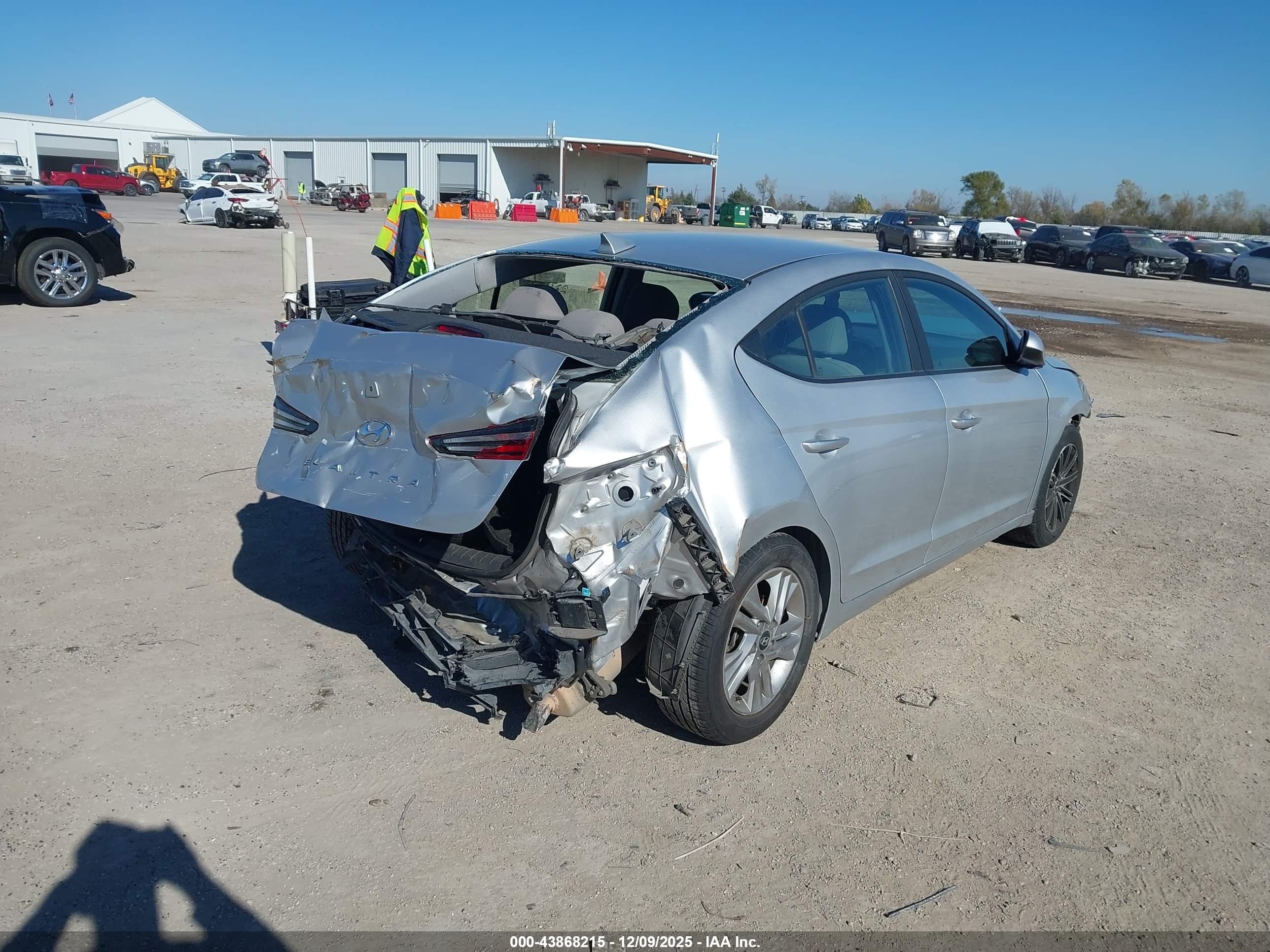 HYUNDAI ELANTRA image 4