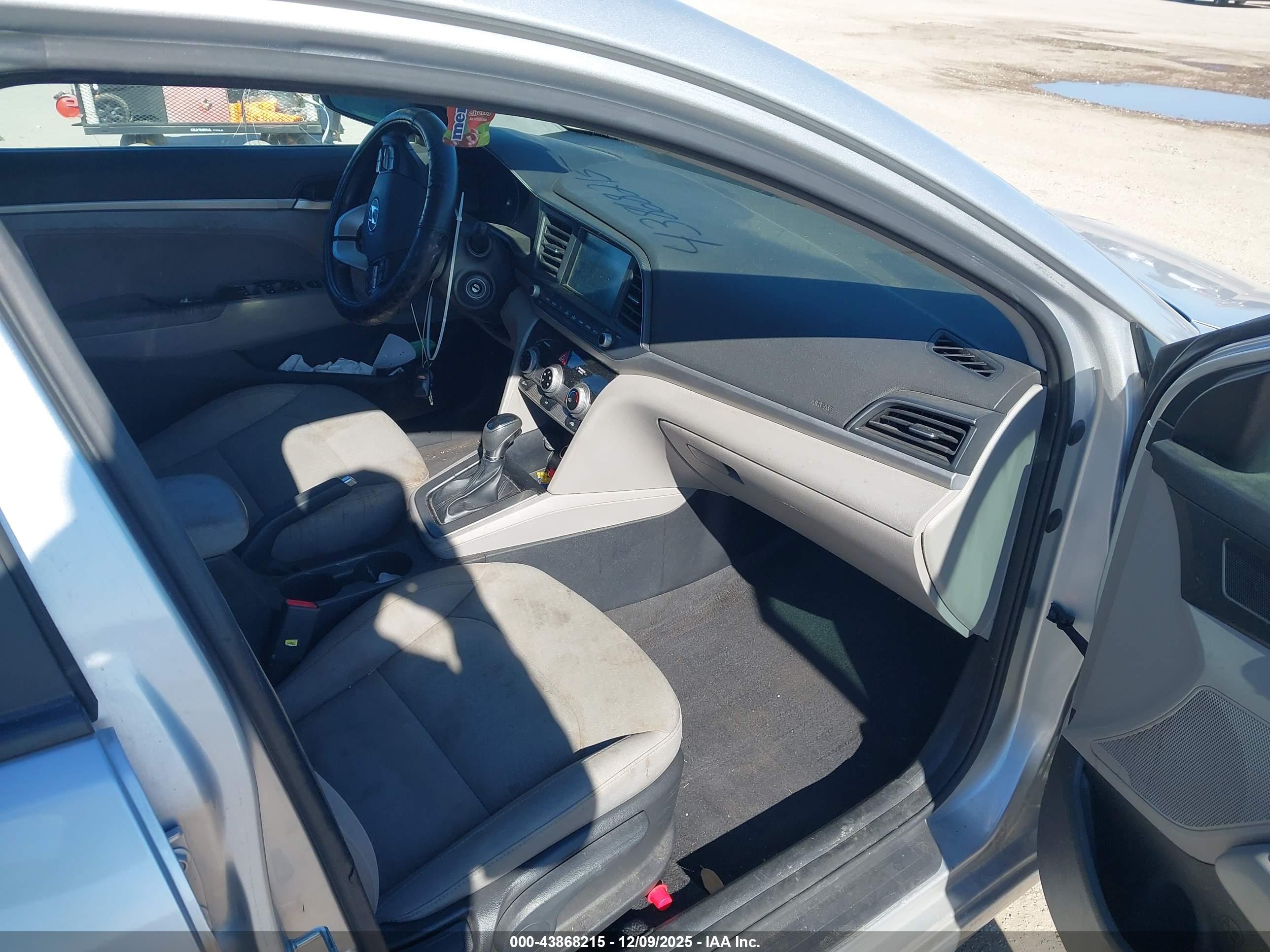 HYUNDAI ELANTRA image 5