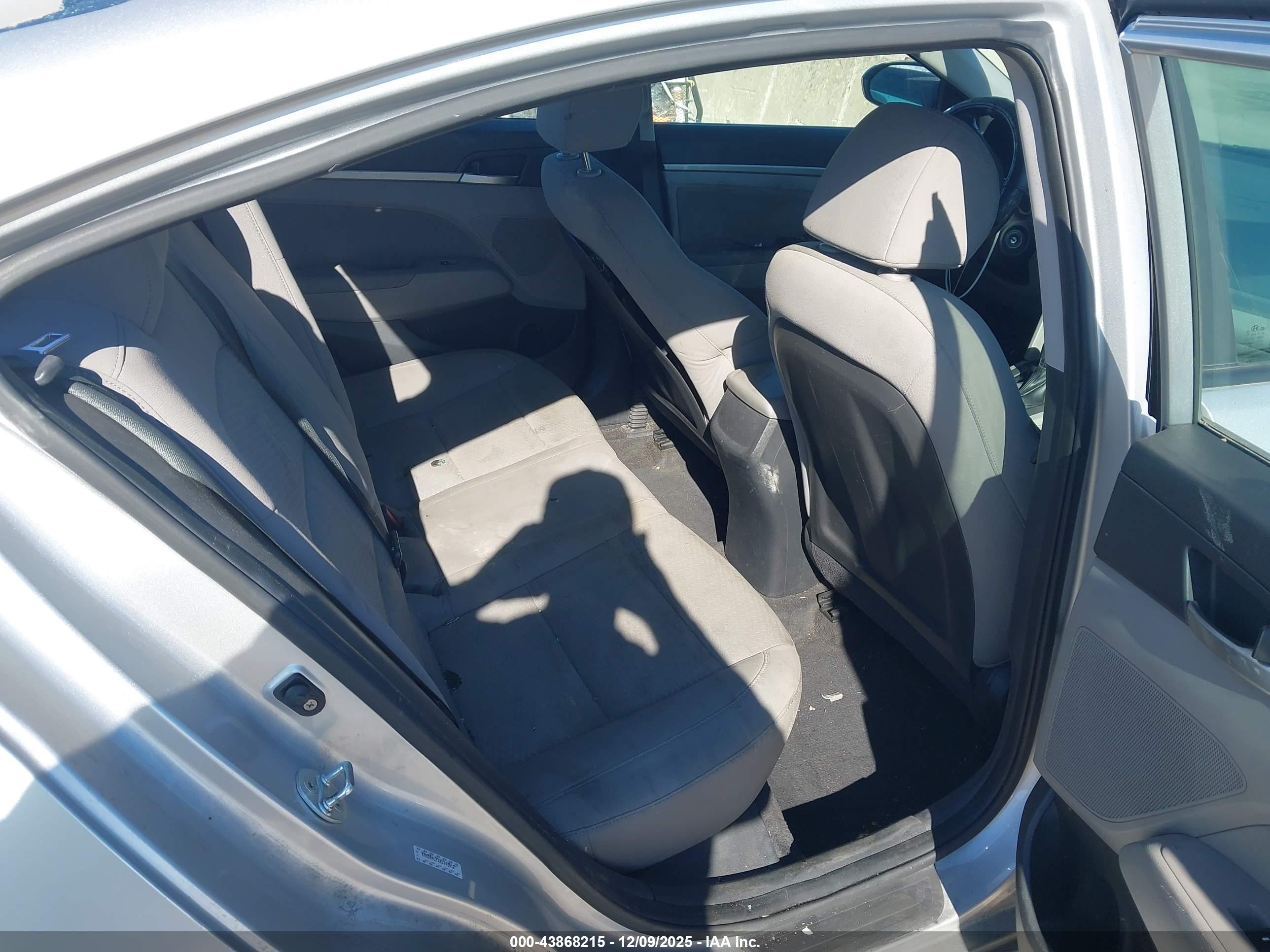 HYUNDAI ELANTRA image 8