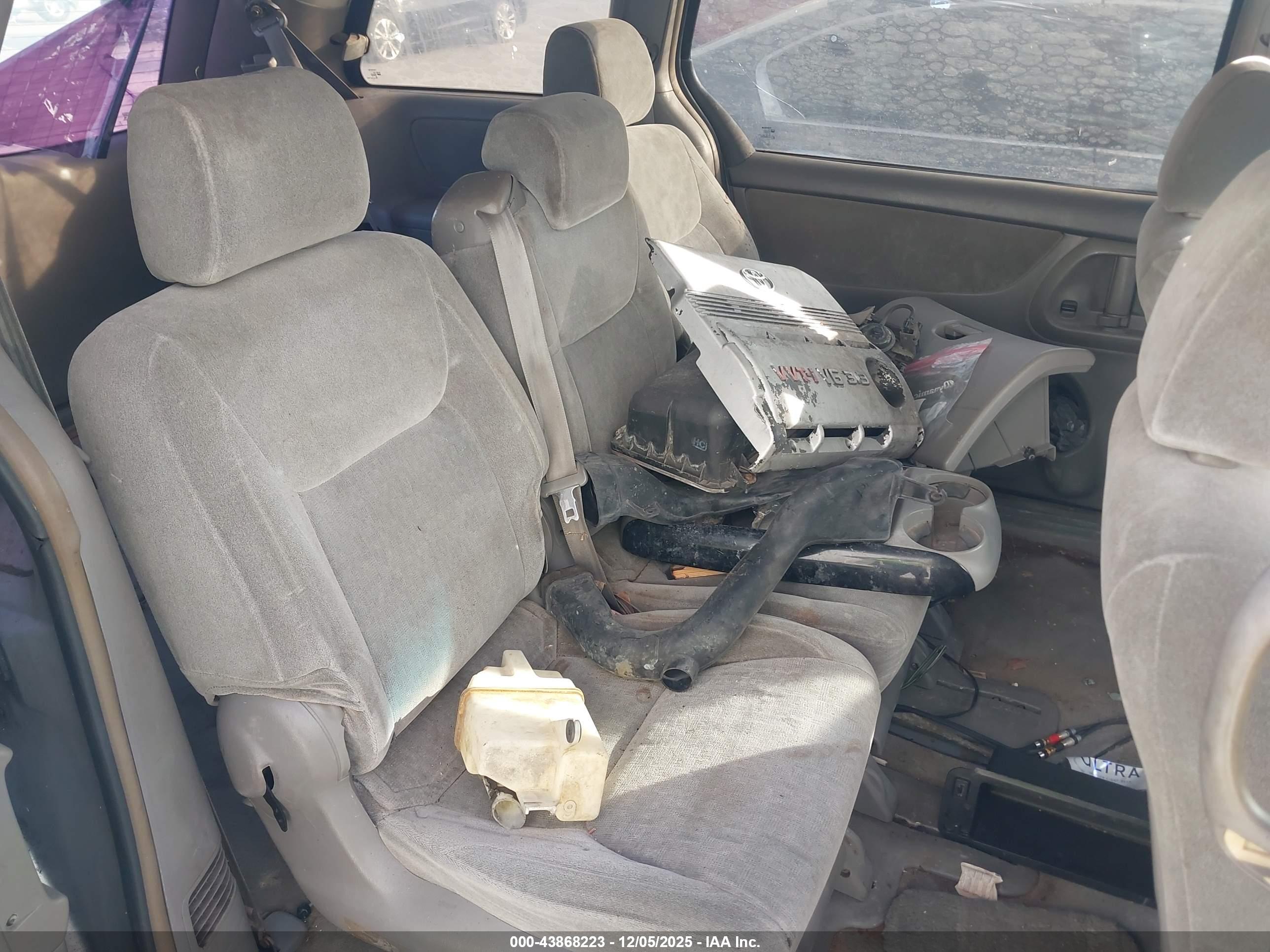TOYOTA SIENNA image 8