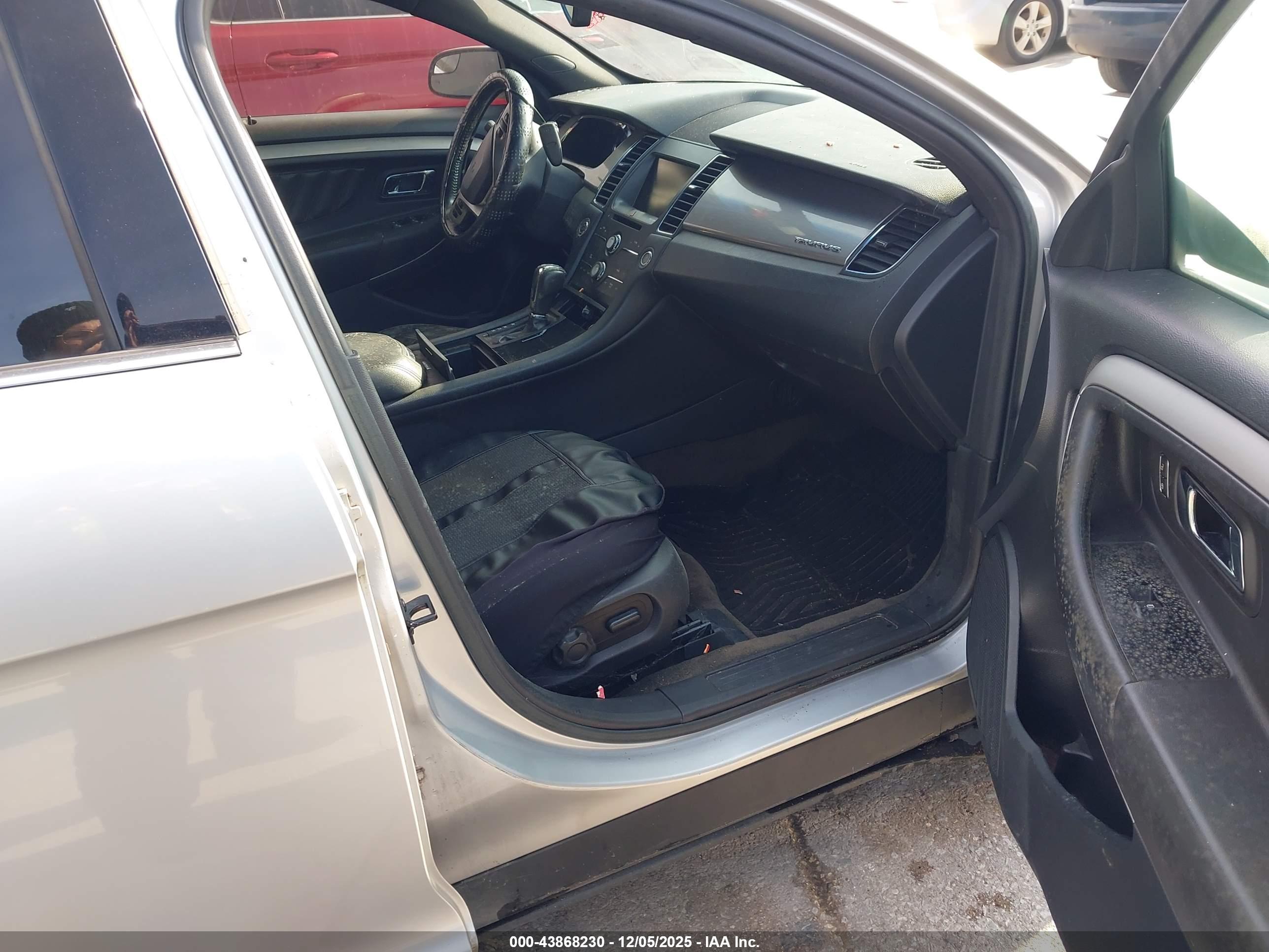 FORD TAURUS image 5