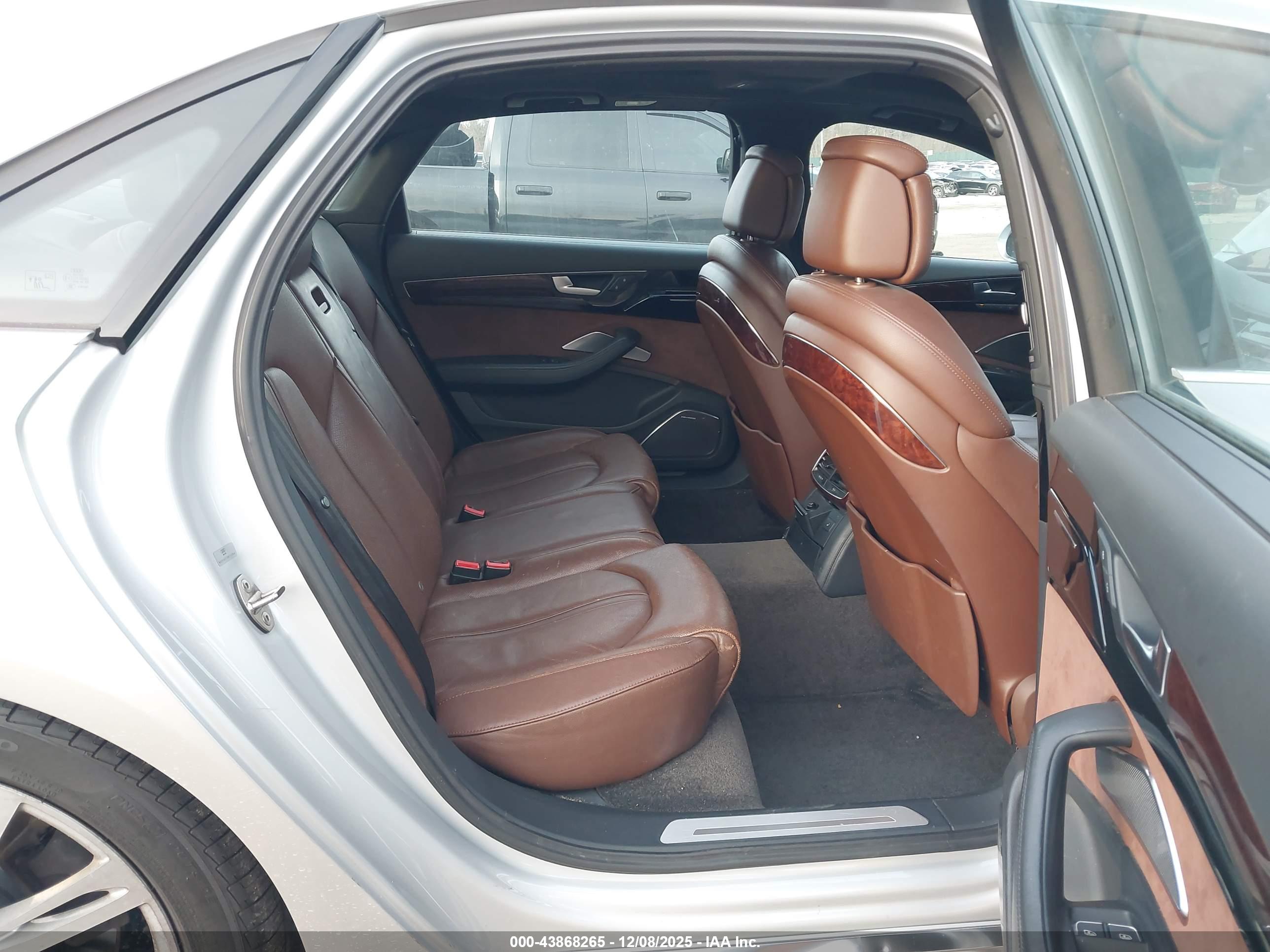AUDI A8 image 8