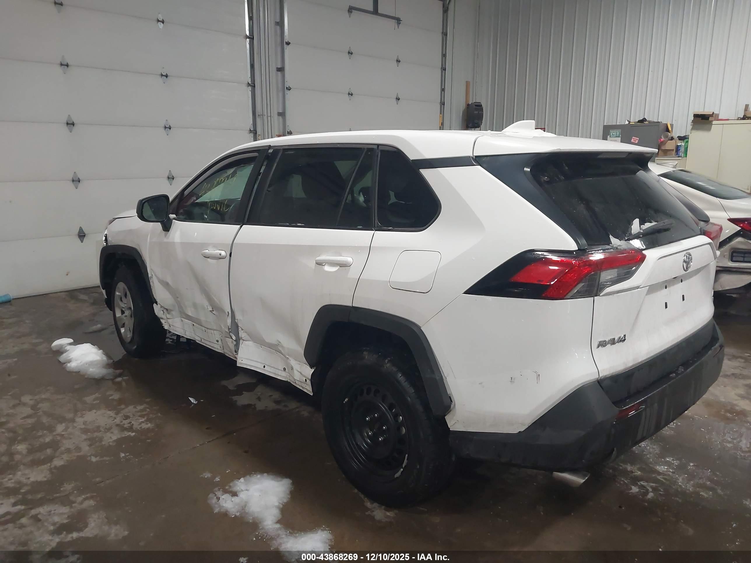 TOYOTA RAV4 image 3